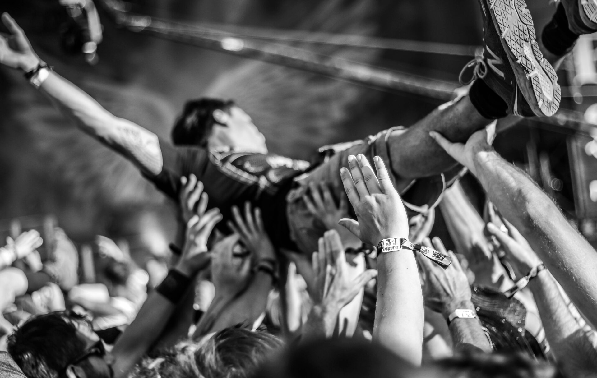 ライブのダイブ・モッシュとは?種類や注意点、避ける方法を解説!|インディペンデントアーティスト by コロム
