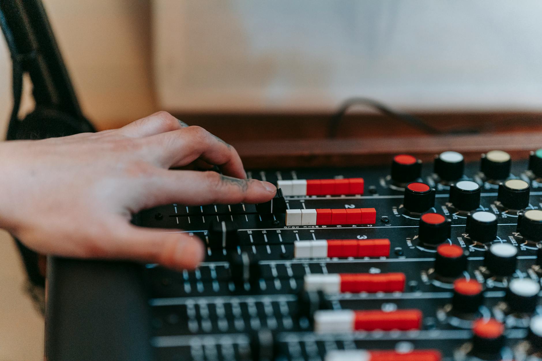 music production mixer (Photo: Anna Pou / Pexels)