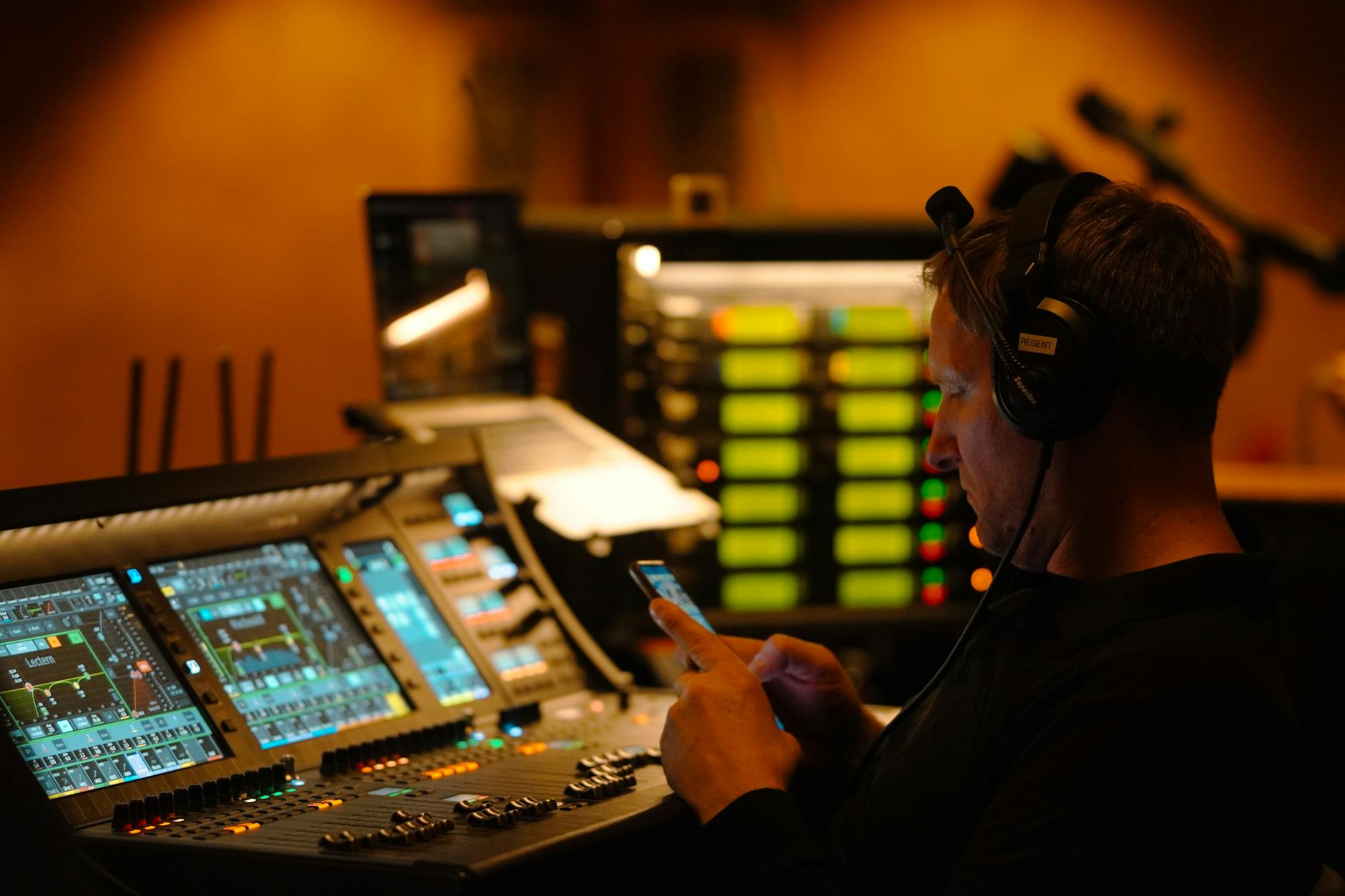 sound engineer headphones (Photo: Viet Hang Pham / Pexels)