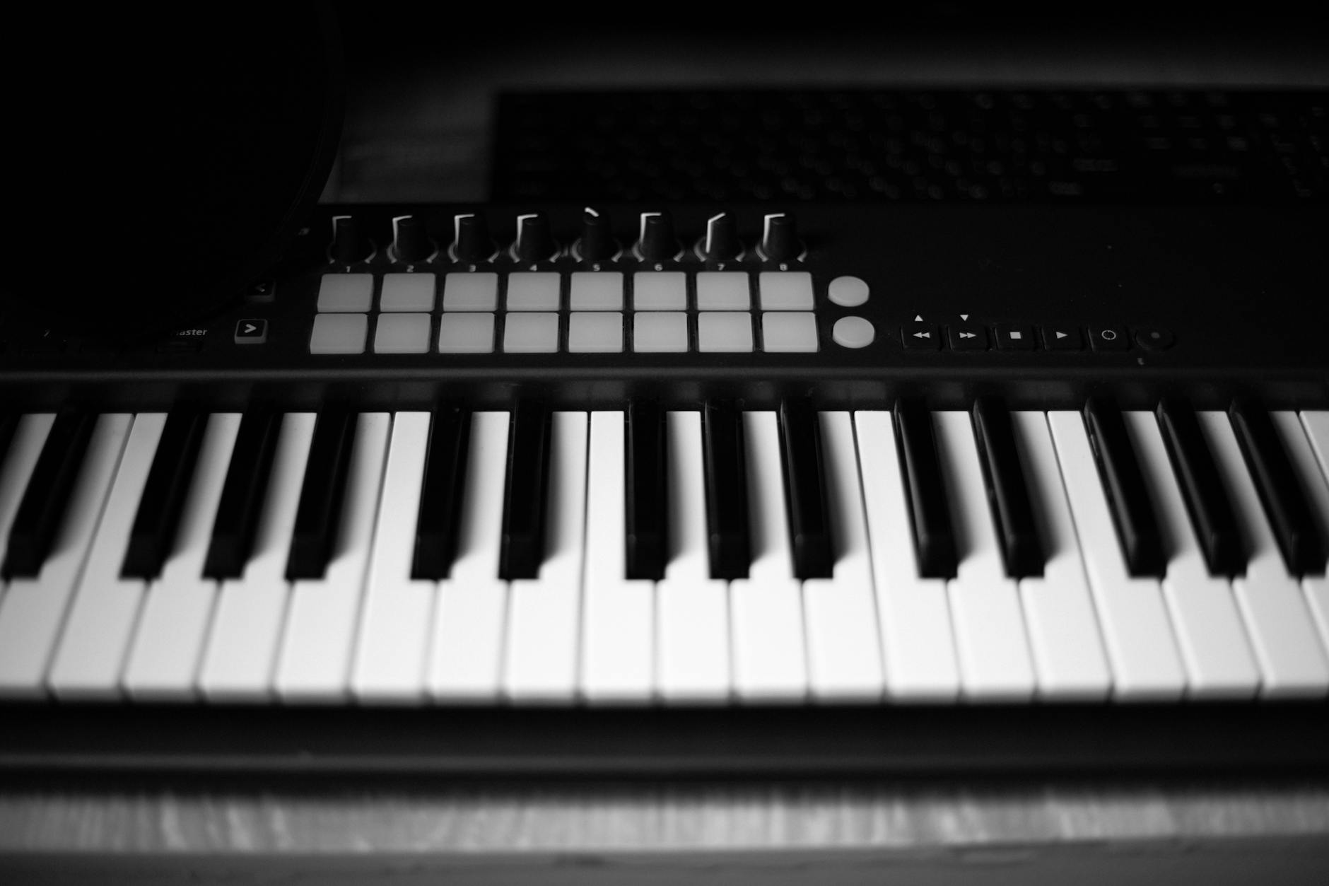 music production workflow (Photo: Alina Matveycheva / Pexels)