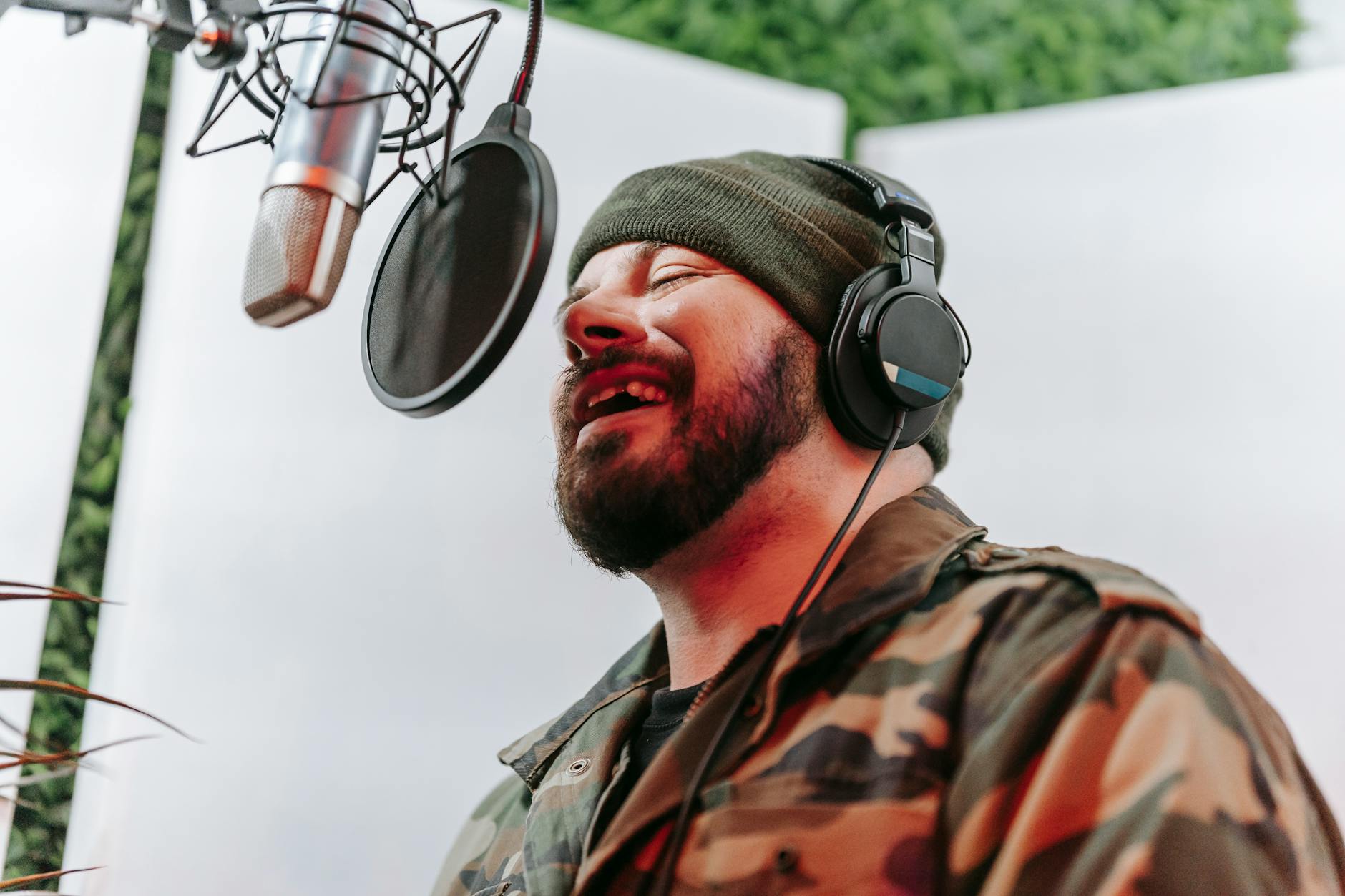 musician headphones studio (Photo: Anna Pou / Pexels)