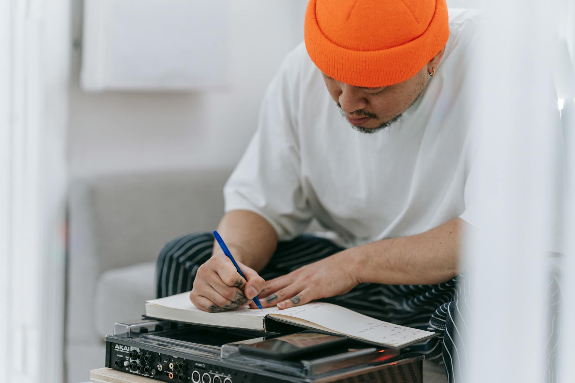 musician planning (Photo: Anna Pou / Pexels)