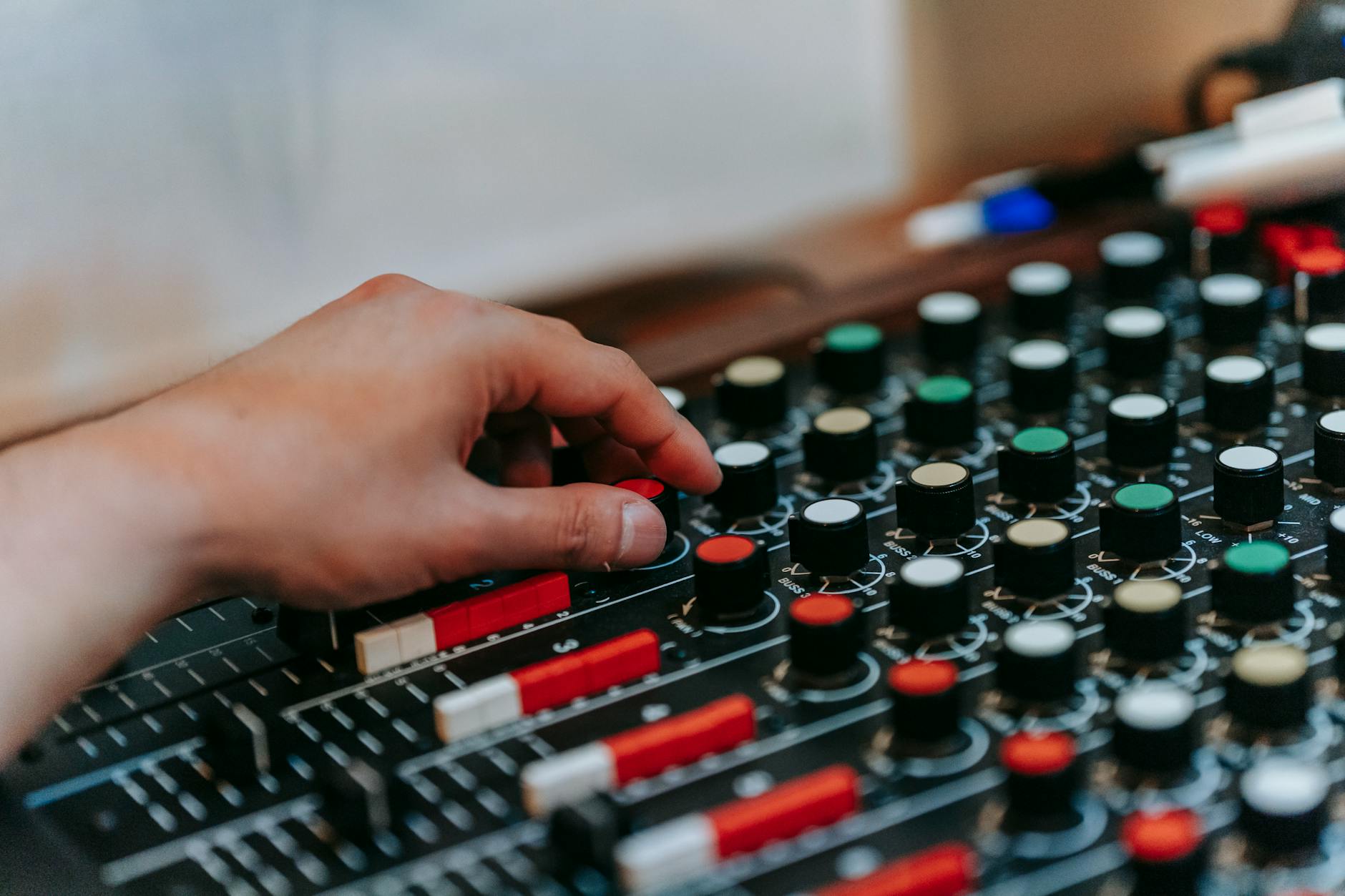 sound engineer mixer (Photo: Anna Pou / Pexels)