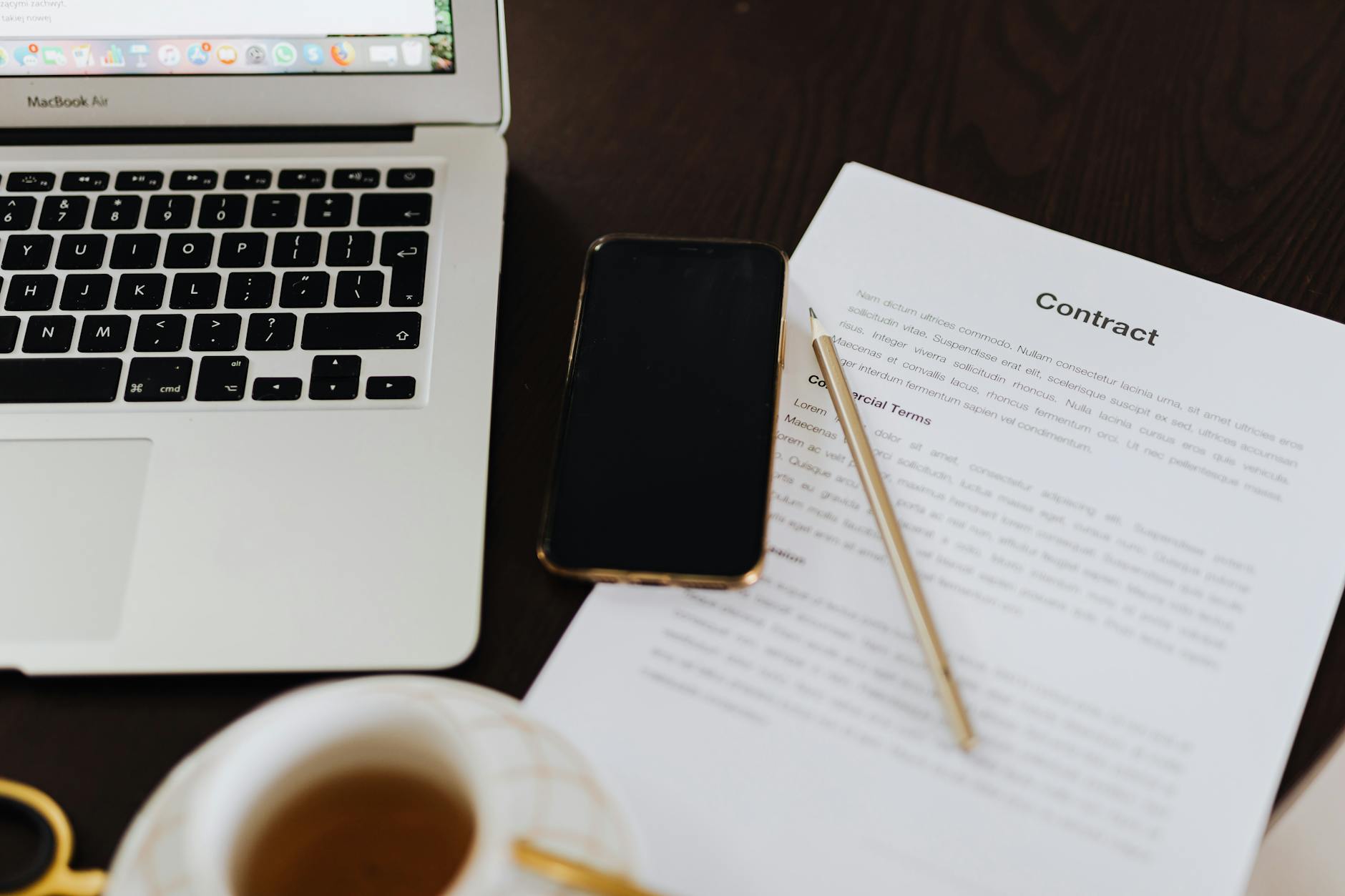 music production contract (Photo: www.kaboompics.com / Pexels)
