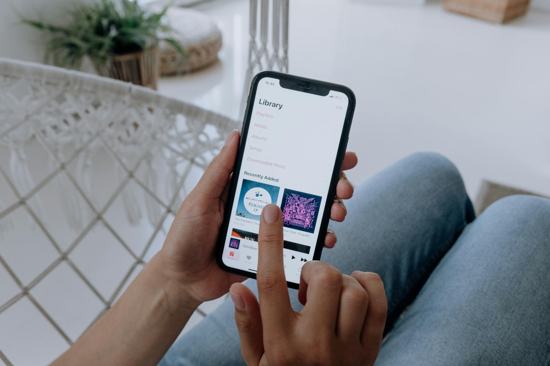 digital music streaming (Photo: cottonbro studio / Pexels)