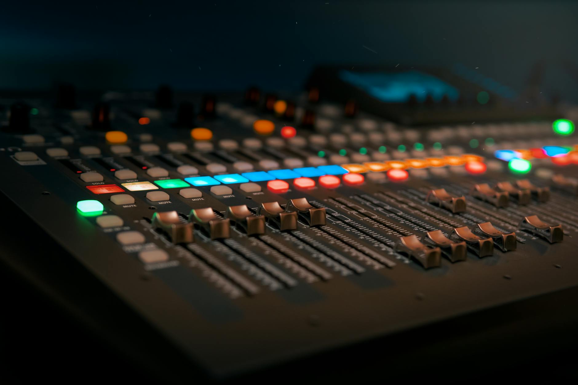 audio mixer console (Photo: Dmitry Demidov / Pexels)
