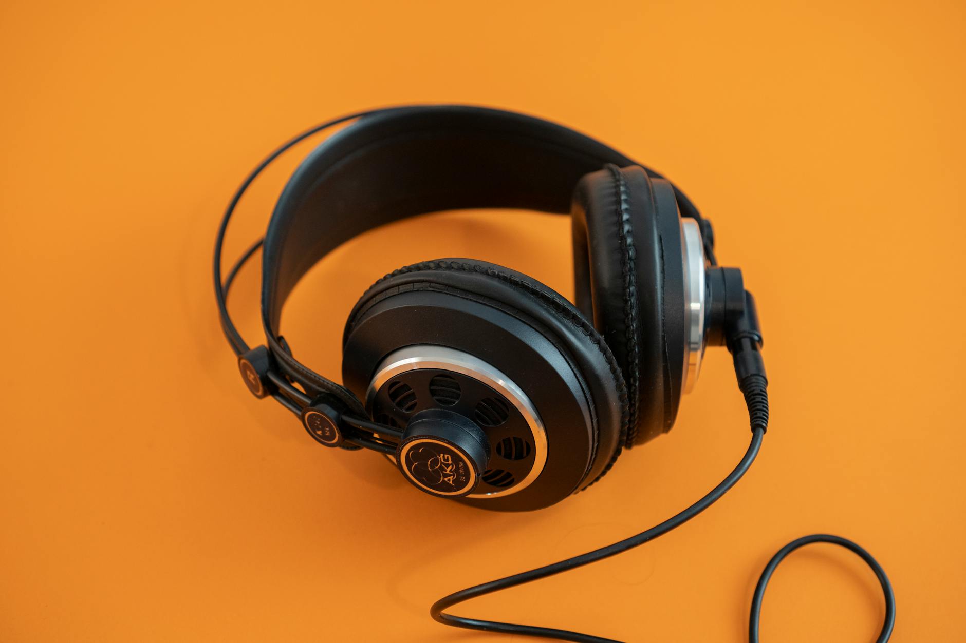headphones music production (Photo: Paul Seling / Pexels)