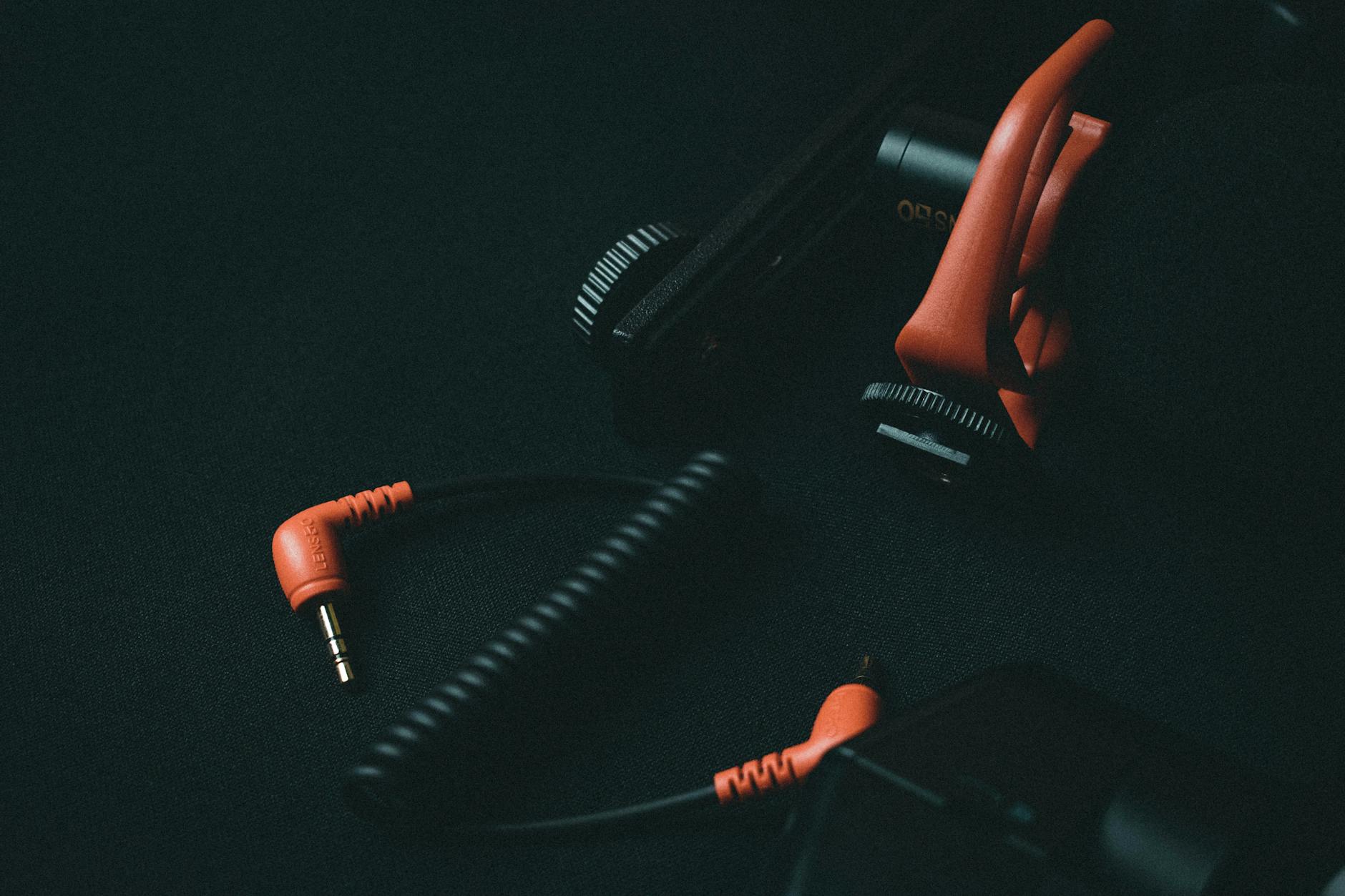 microphone headphones cables (Photo: Gerald Escamos / Pexels)