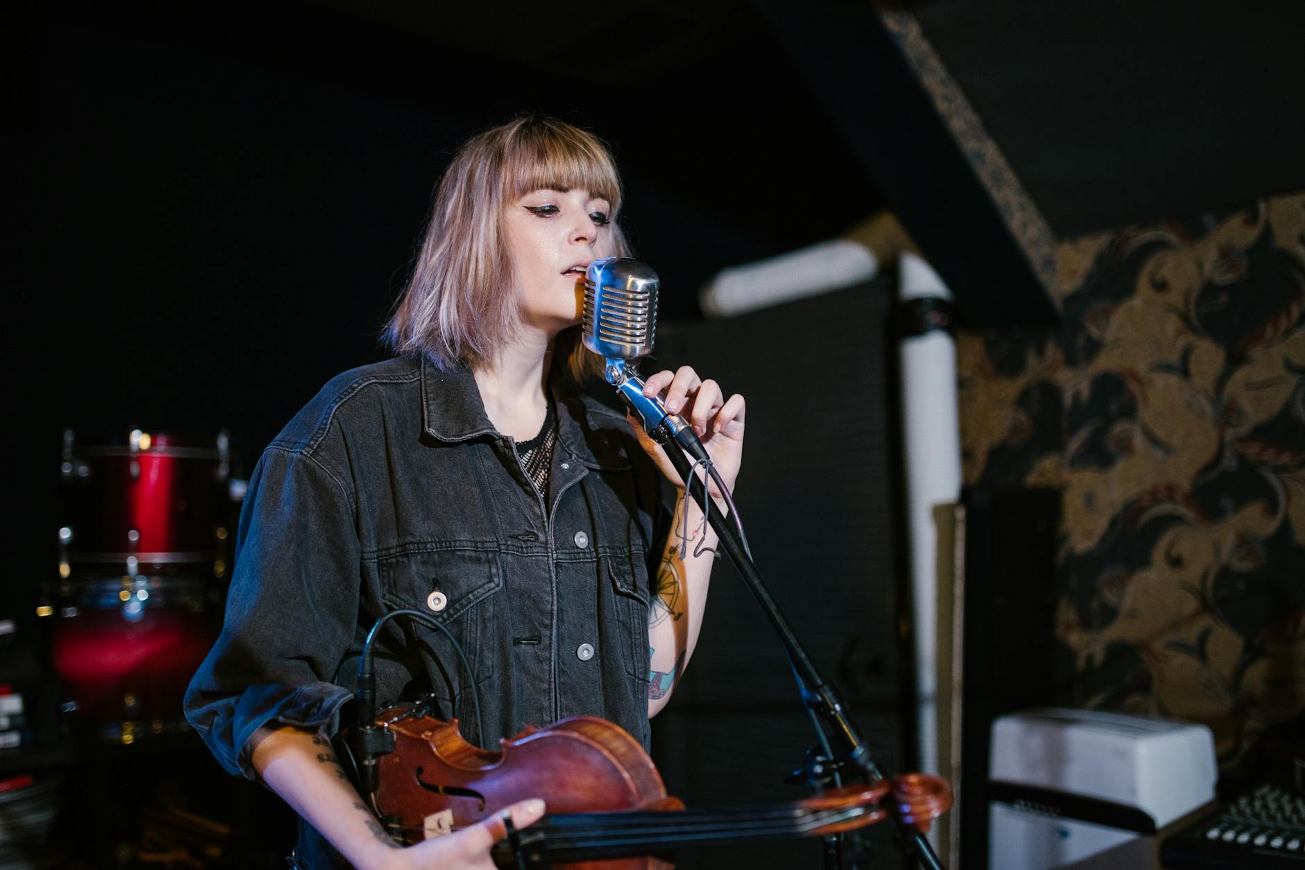 female singer performing (Photo: RDNE Stock project / Pexels)