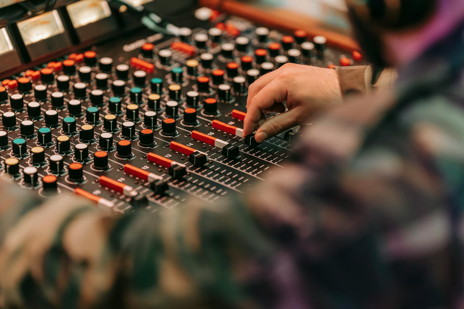 sound engineer mixing (Photo: Anna Pou / Pexels)