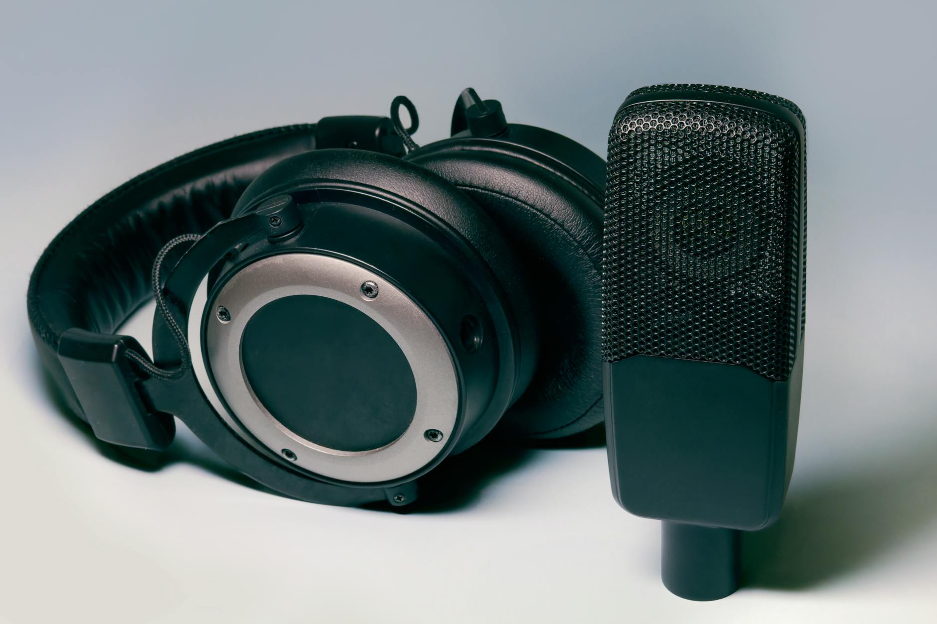 microphone headphones equipment (Photo: Primitive Spaces / Pexels)