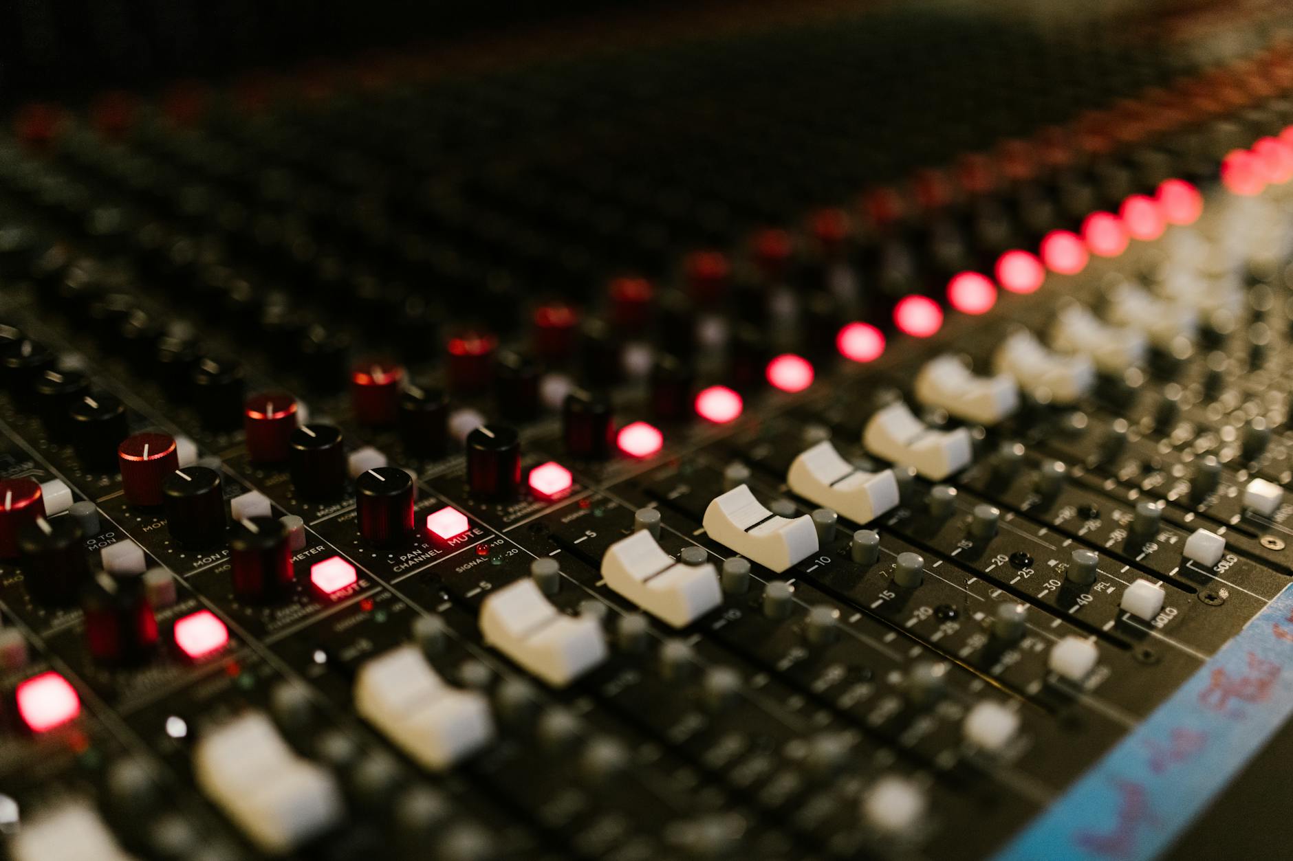 mixing console (Photo: RDNE Stock project / Pexels)