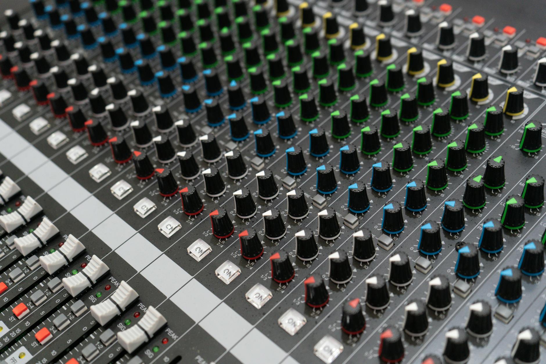 audio mixer equipment (Photo: Kishan Rahul Jose / Pexels)