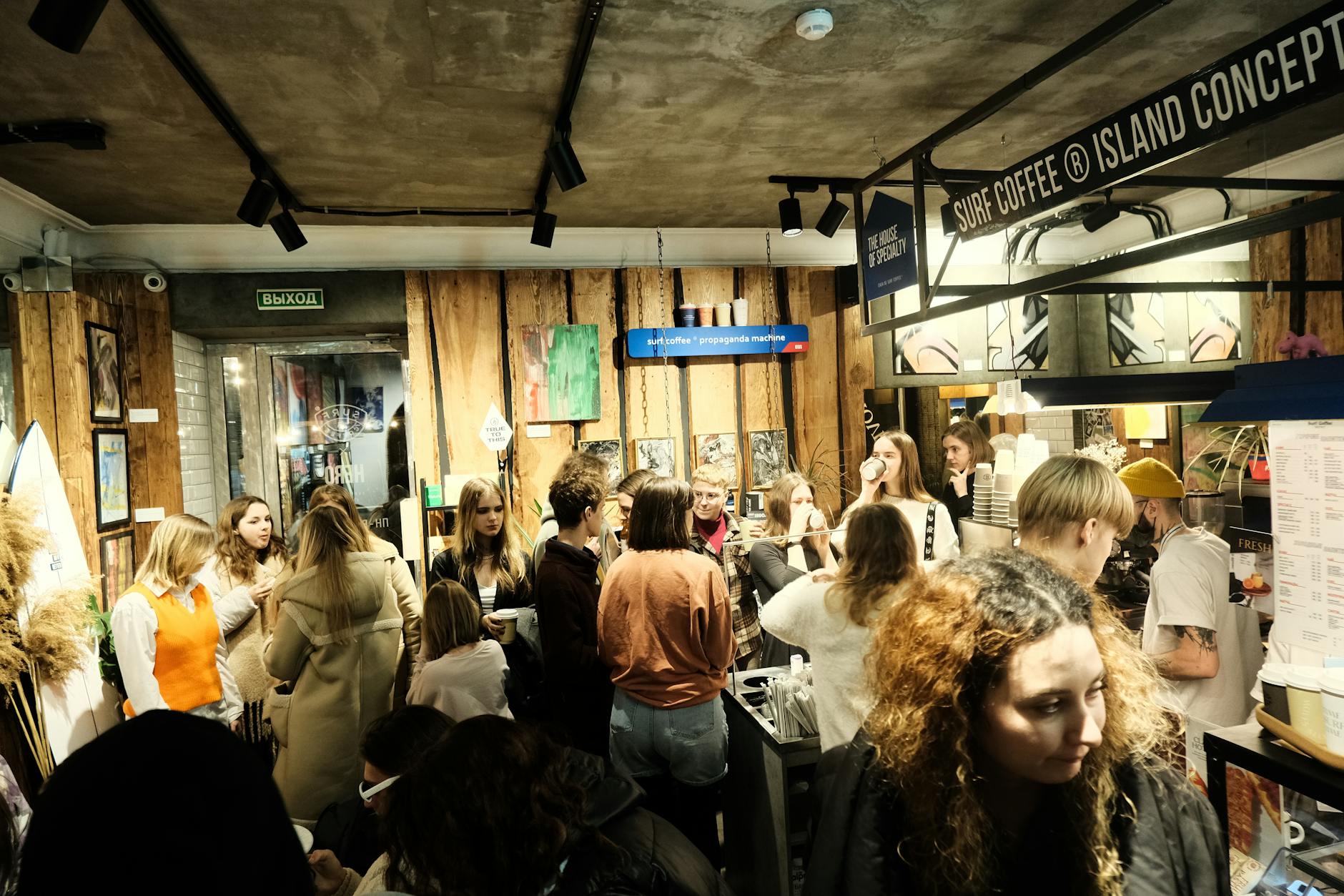 artist networking (Photo: Ivan Mudruk / Pexels)