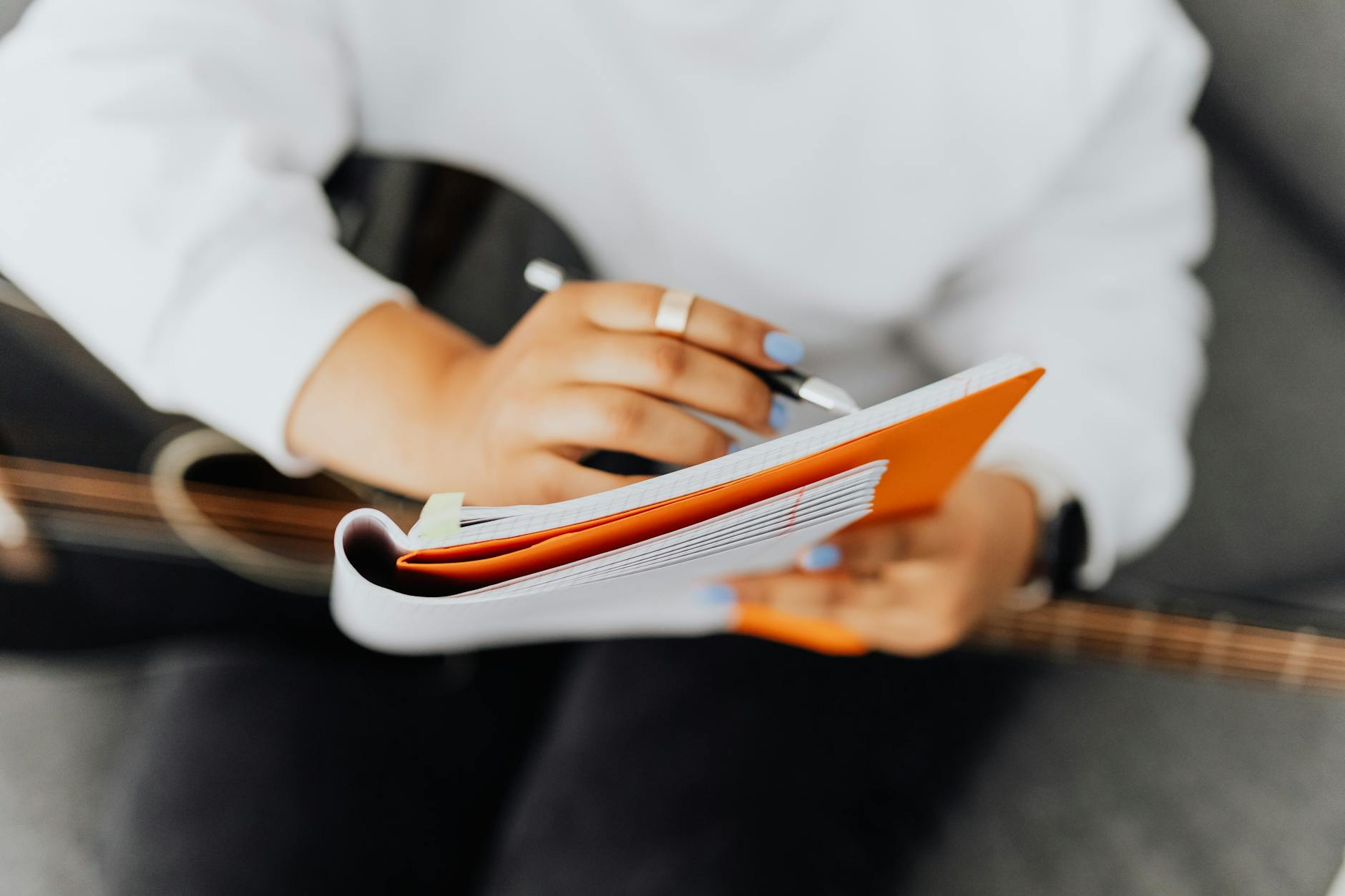 songwriter notebook ideas (Photo: www.kaboompics.com / Pexels)