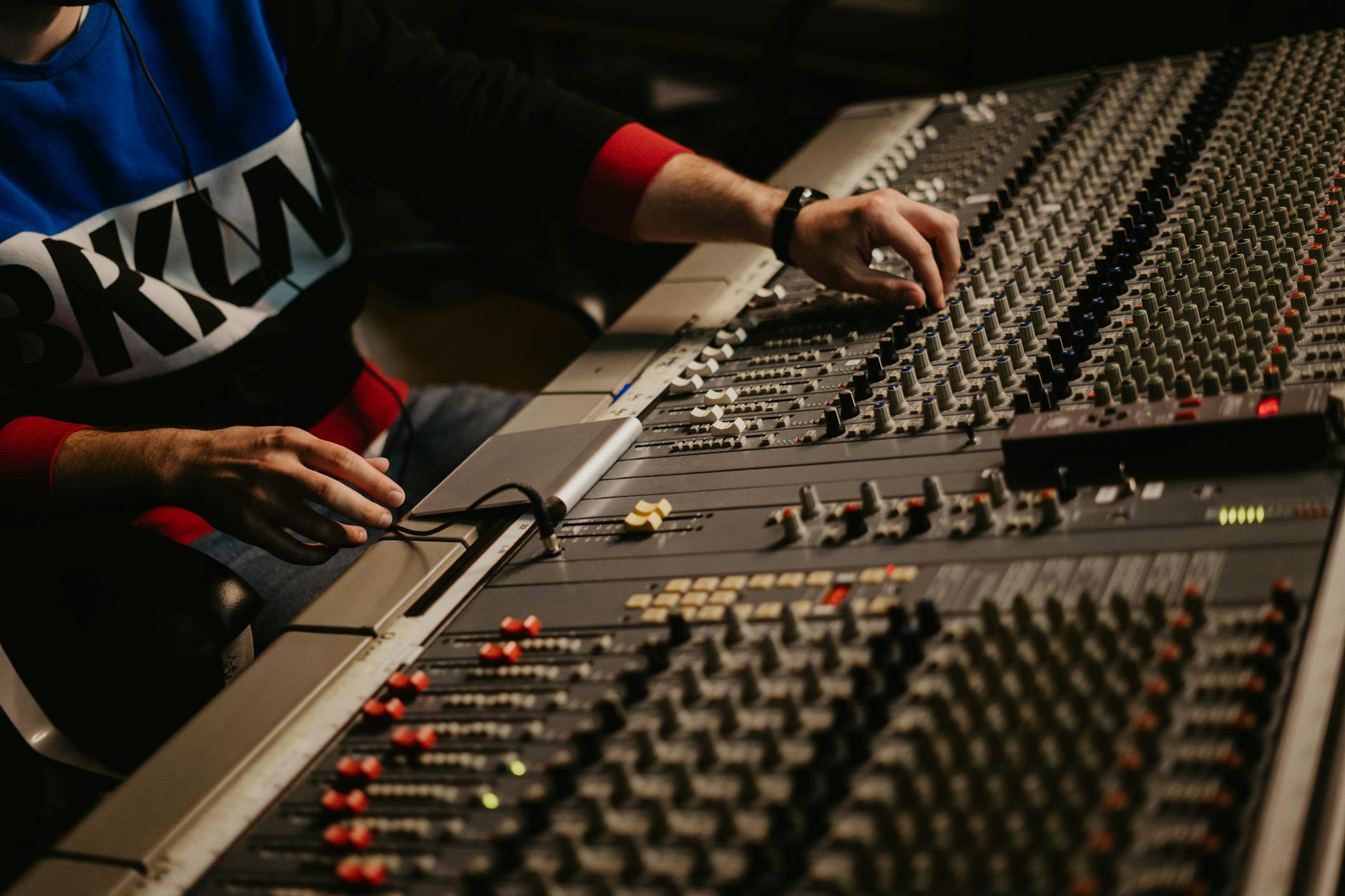 sound engineer mixing (Photo: Tima Miroshnichenko / Pexels)
