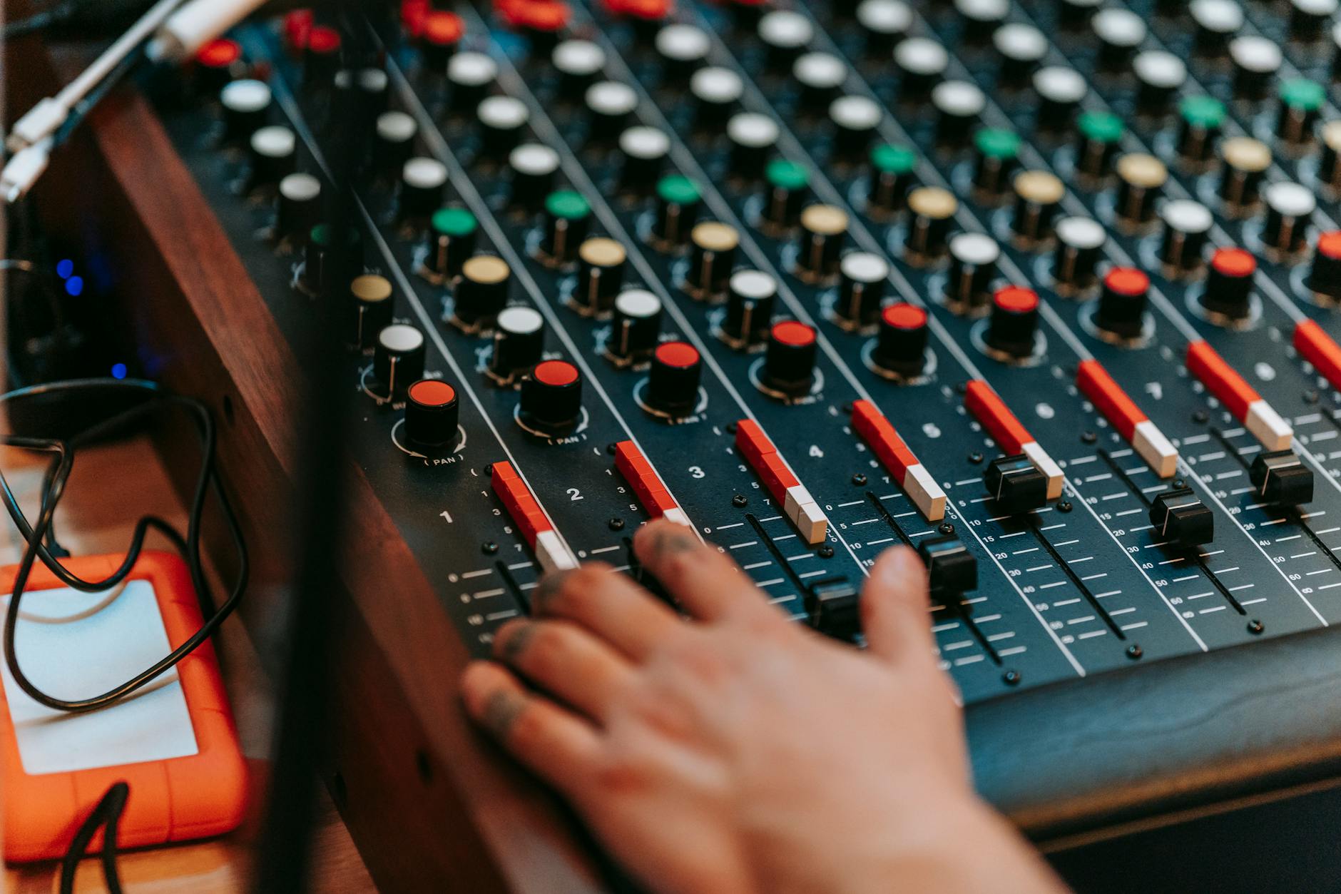 audio gear music production (Photo: Anna Pou / Pexels)