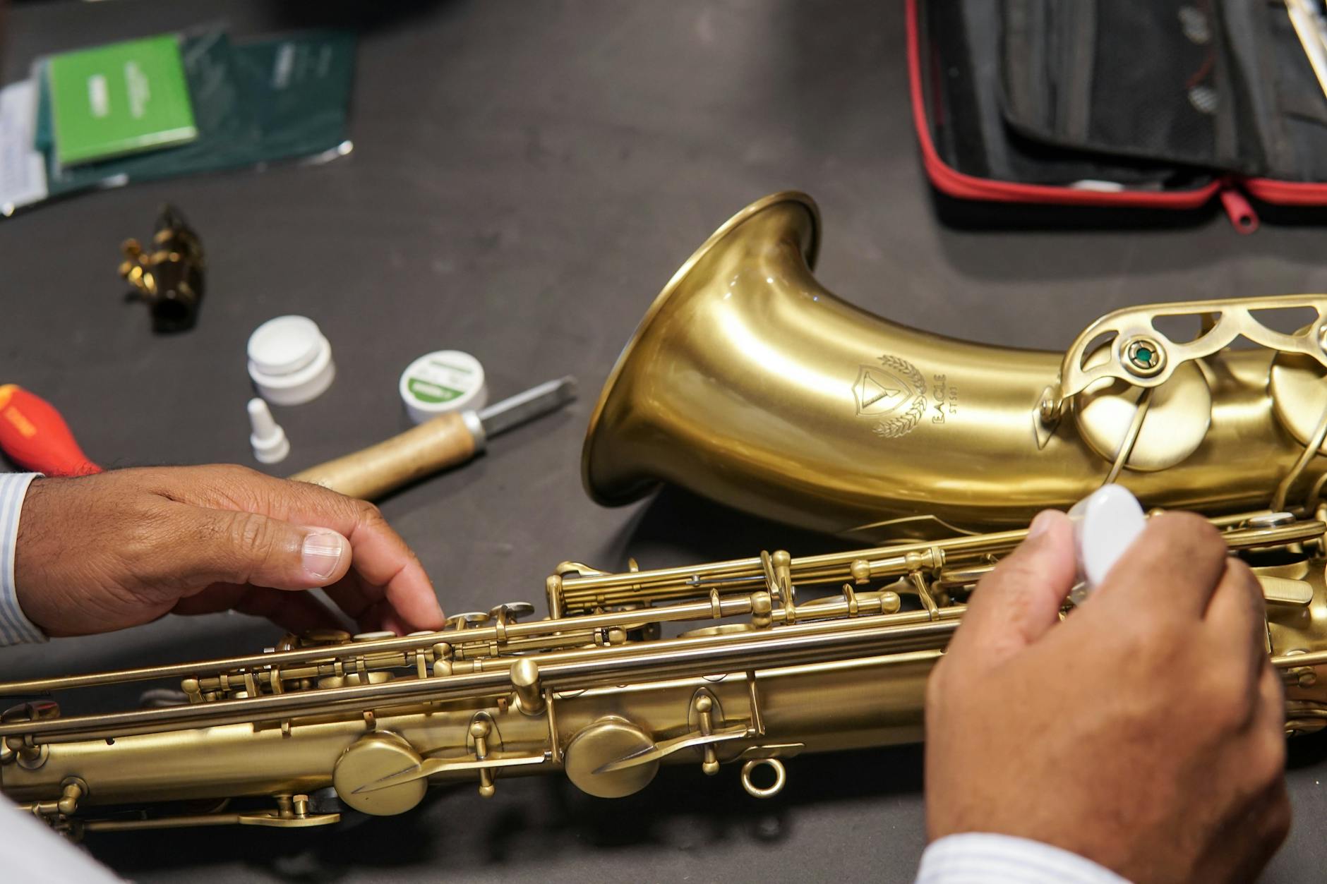 instrument repair student (Photo: Caique Araujo / Pexels)