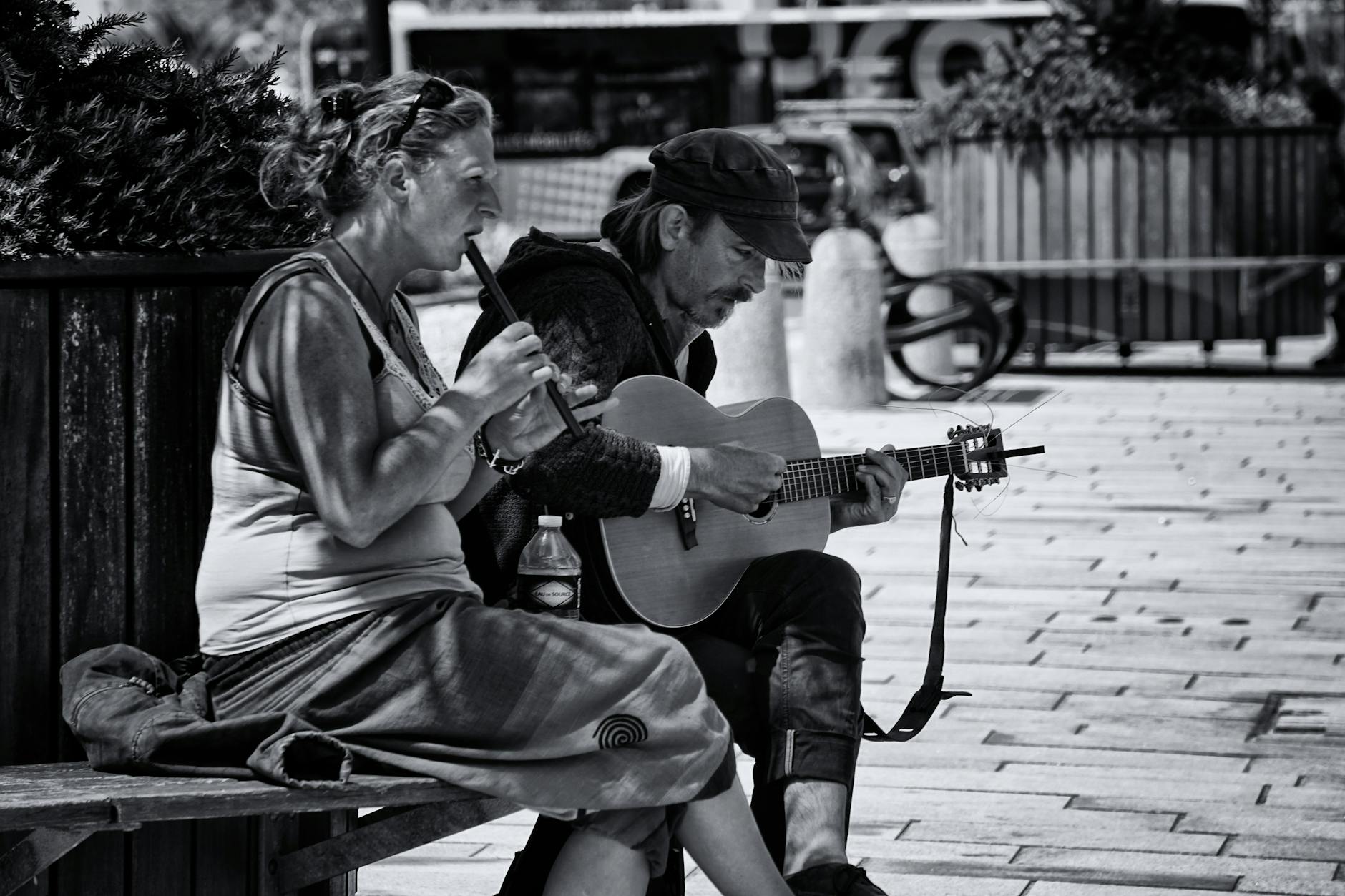 osaka street musician acoustic guitar (Photo: Richard REVEL / Pexels)
