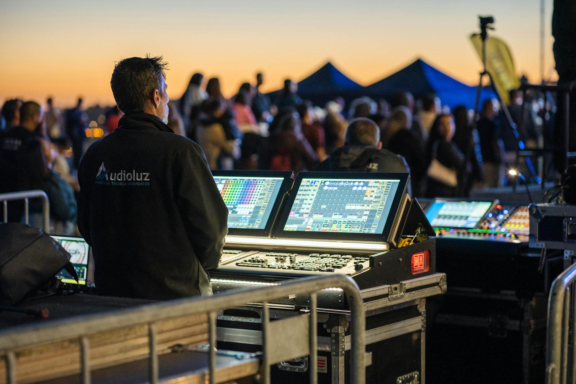 live event staff working venue (Photo: Victor Silva / Pexels)