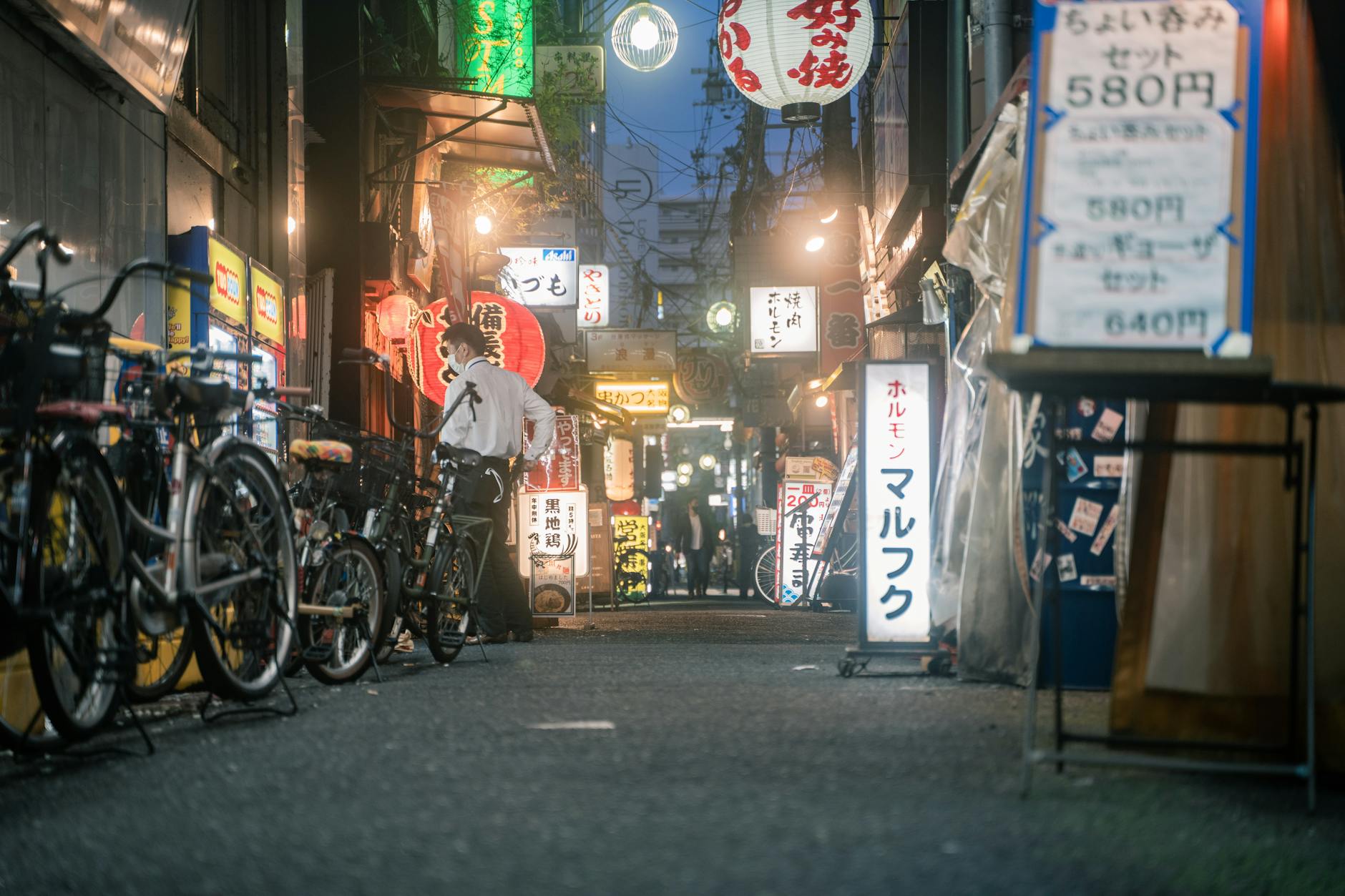 japanese shopping street evening lights (Photo: Satoshi Hirayama / Pexels)