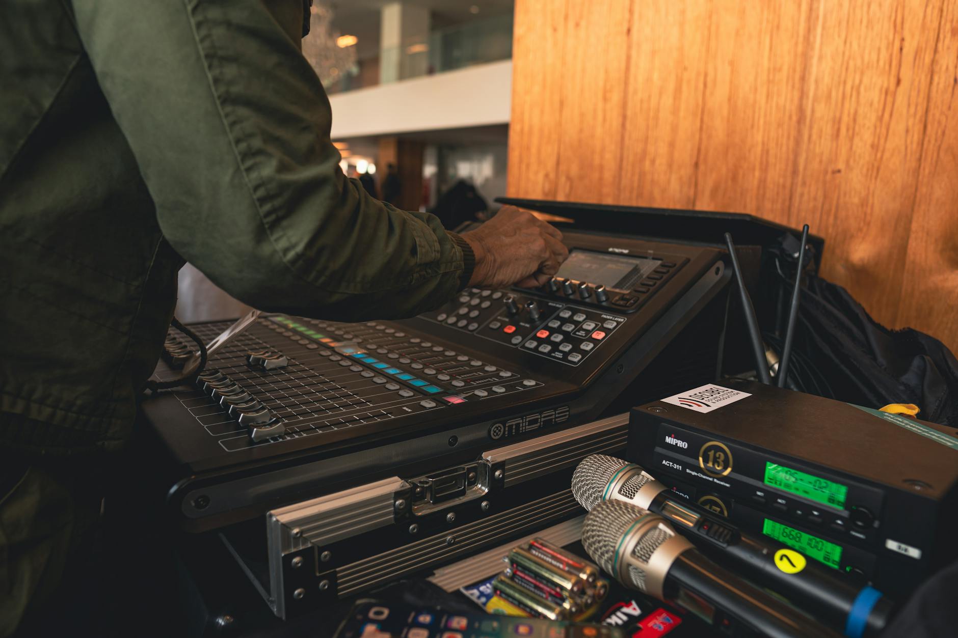 sound technician backstage (Photo: Defrino Maasy / Pexels)