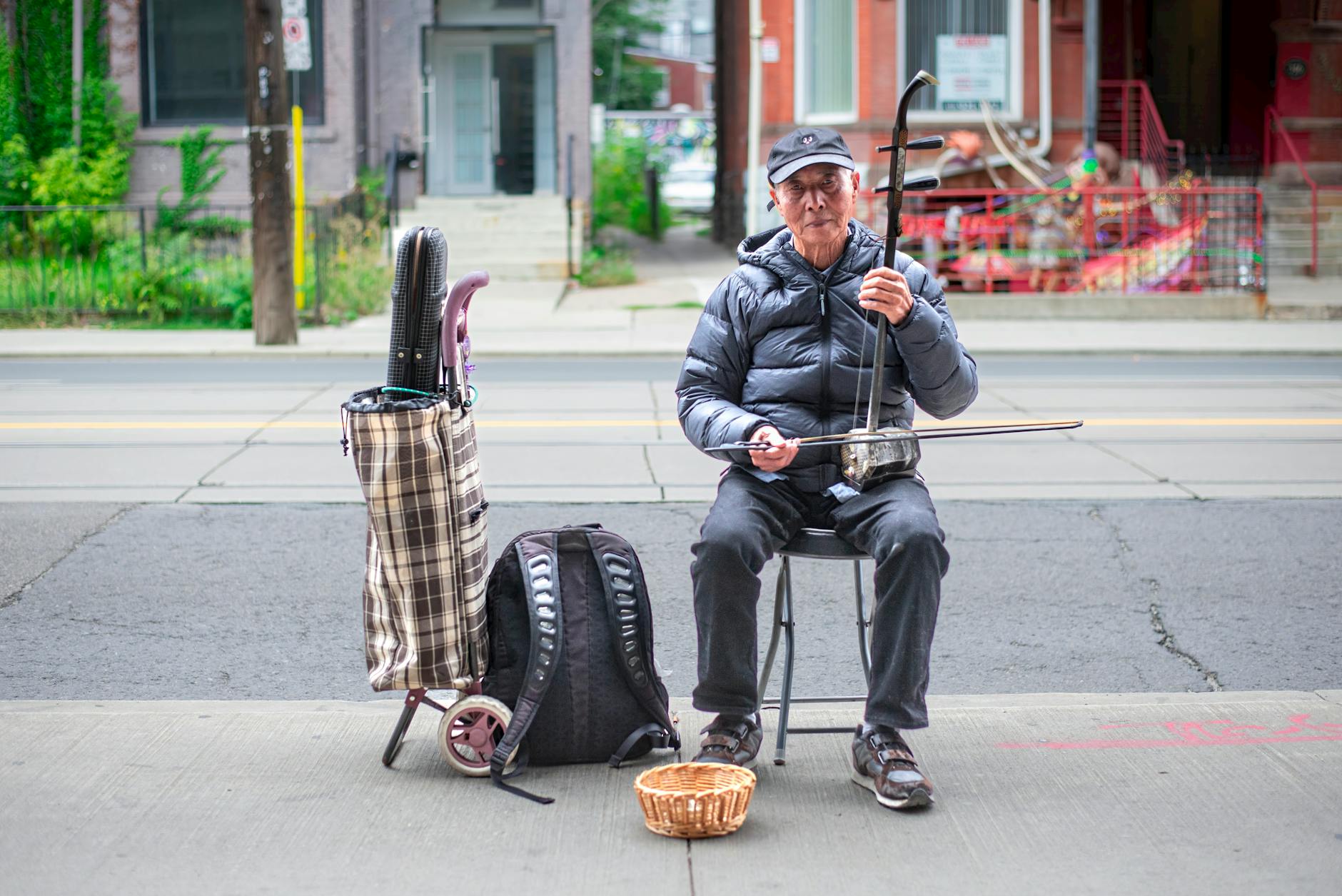 busker amplifier sidewalk people (Photo: @coldbeer / Pexels)