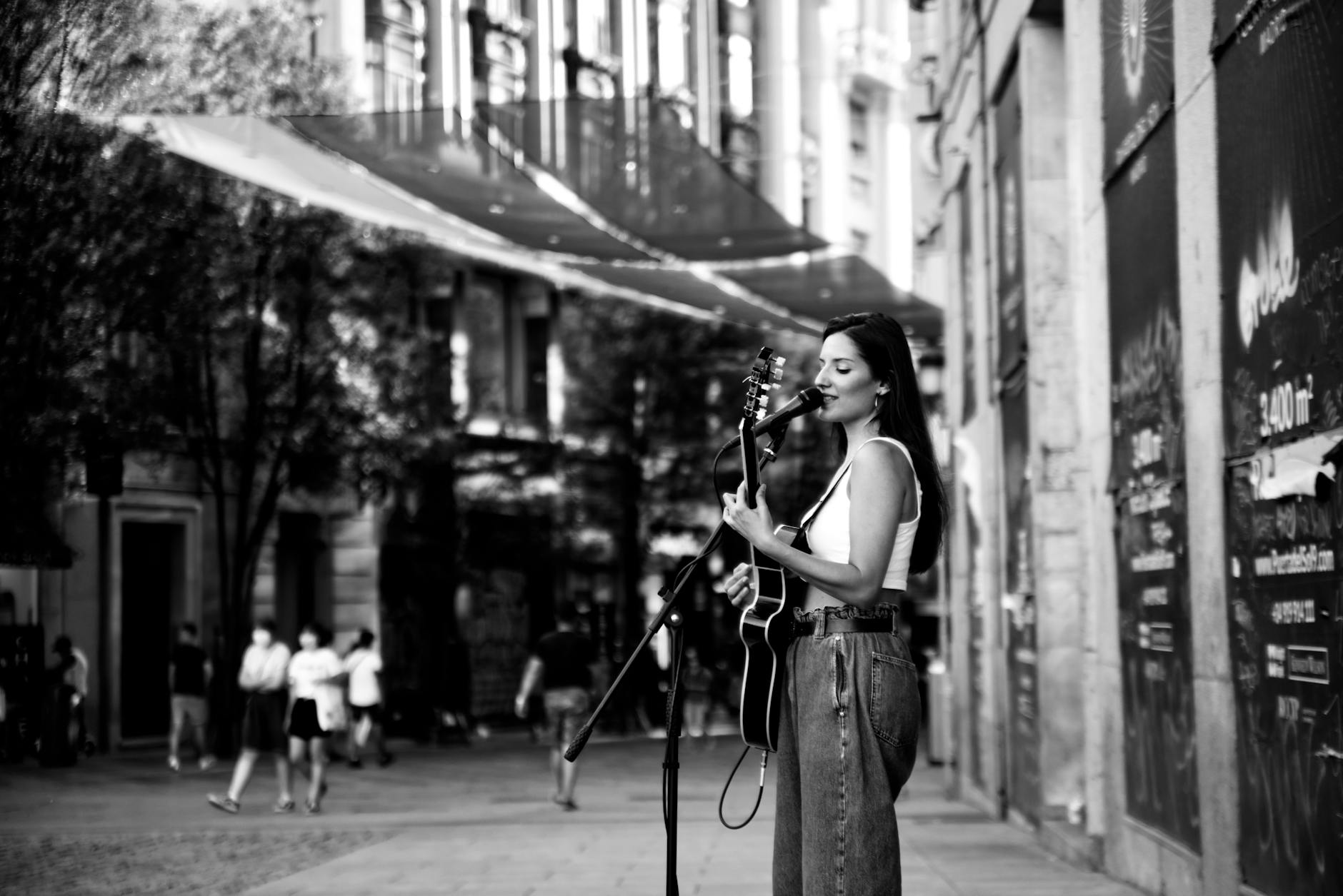 busker amplifier narrow street people (Photo: Gonzalo Carlos Novillo Lapeyra / Pexels)