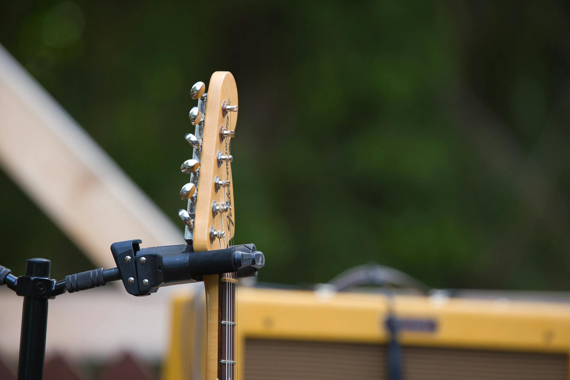 guitar tech backstage (Photo: Stepan Vrany / Pexels)