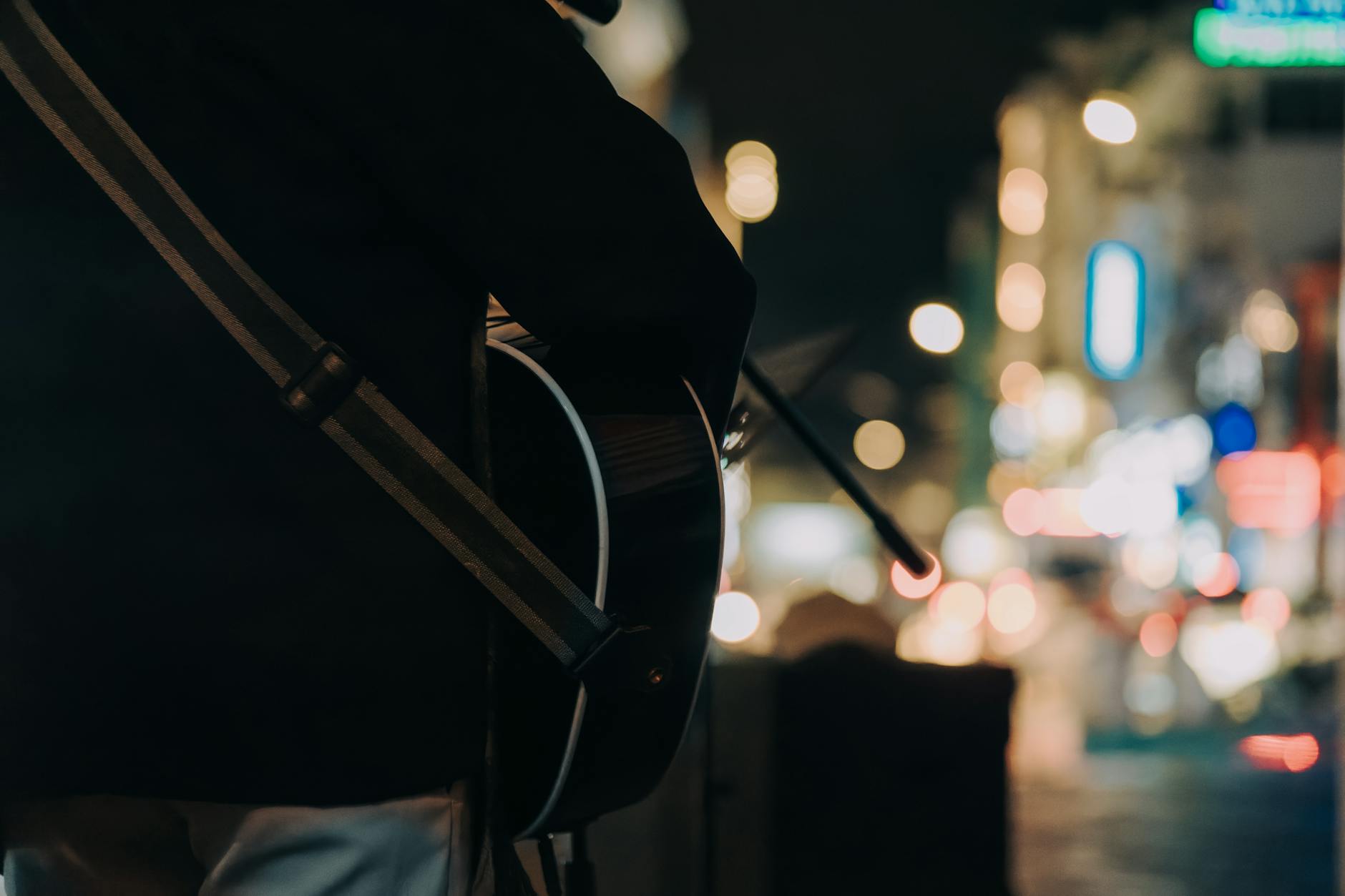 street musician acoustic guitar tokyo (Photo: Tong Quan / Pexels)