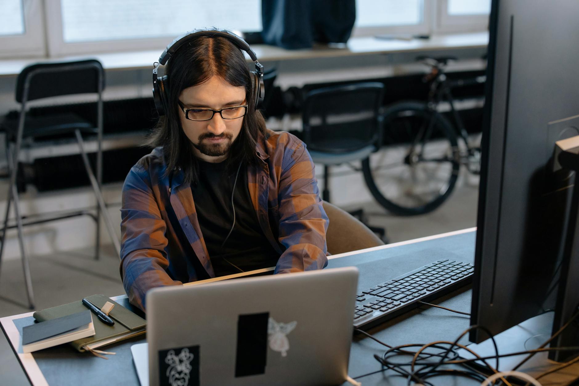 developer office headphones (Photo: cottonbro studio / Pexels)