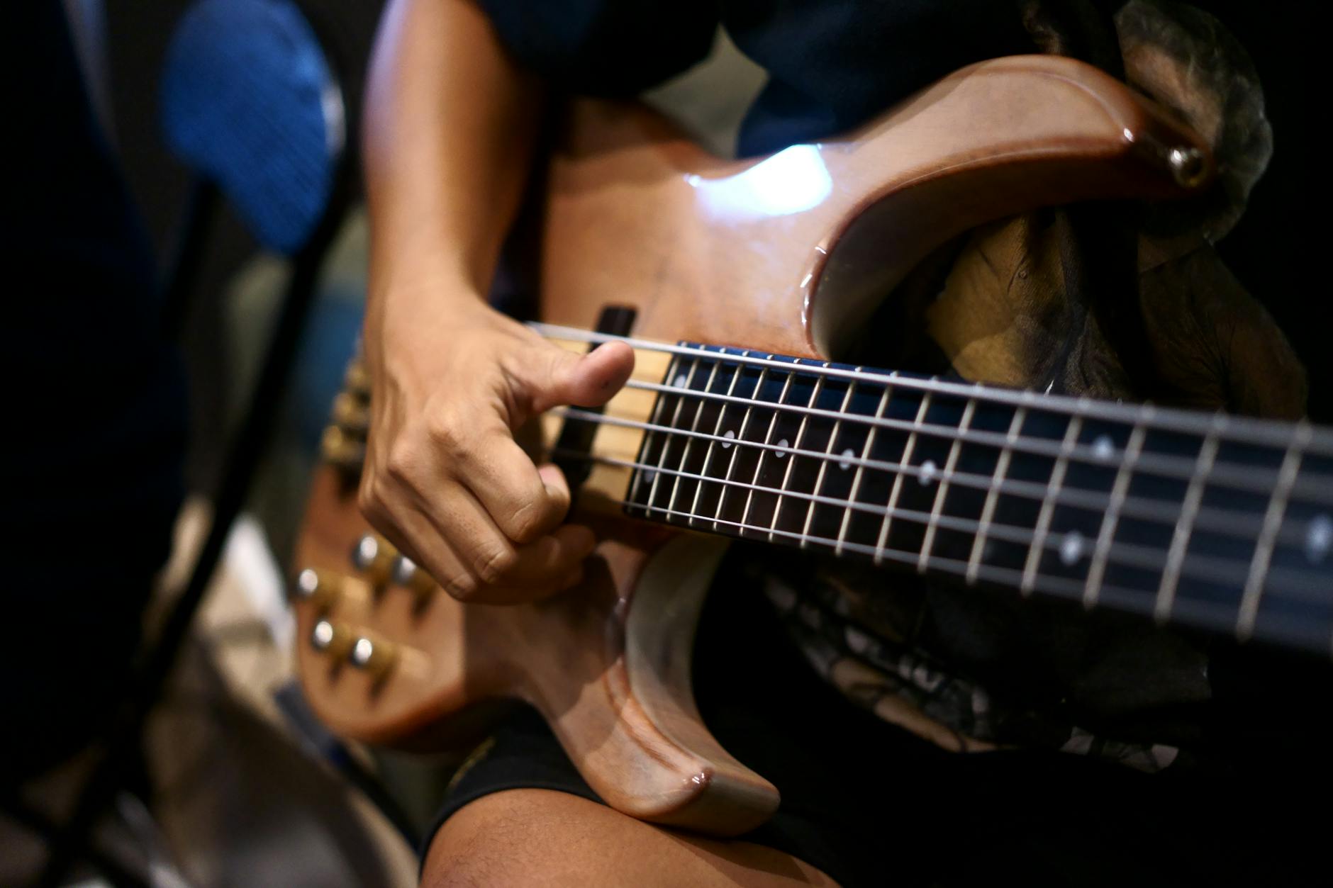 bass guitar practice (Photo: gabriel bodhi / Pexels)