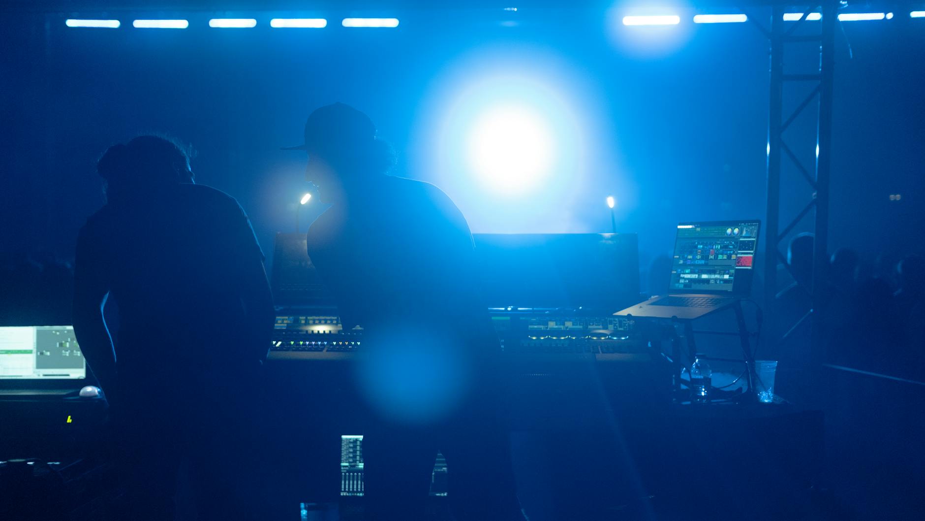 concert staff backstage crew (Photo: Sami  Abdullah / Pexels)