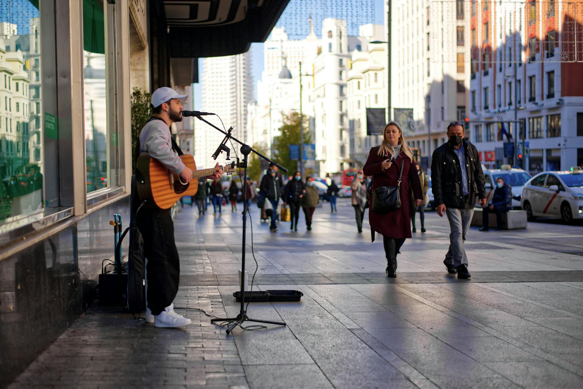 busker street performer sidewalk (Photo: Gonzalo Carlos Novillo Lapeyra / Pexels)