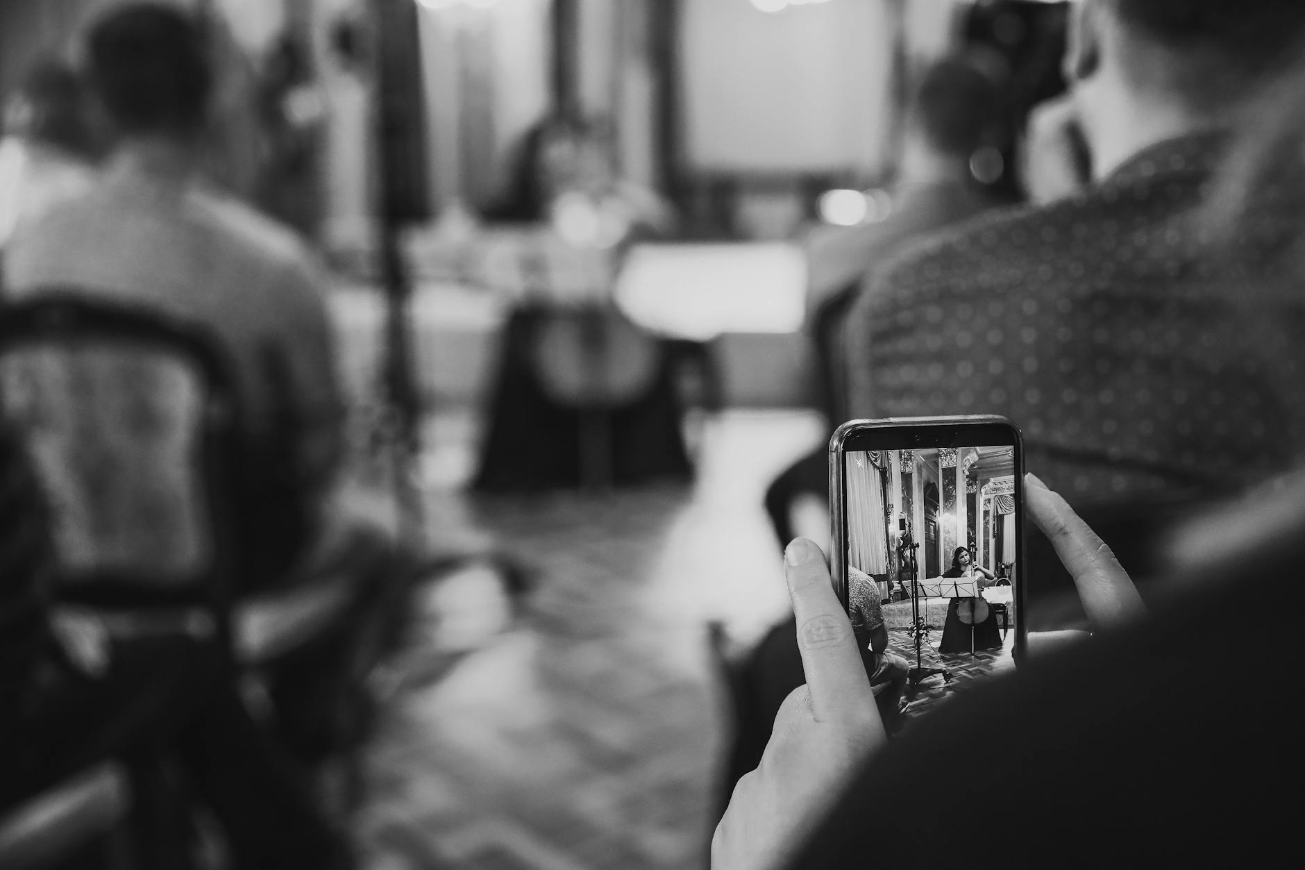 musician smartphone recording street (Photo: Alina Rossoshanska / Pexels)