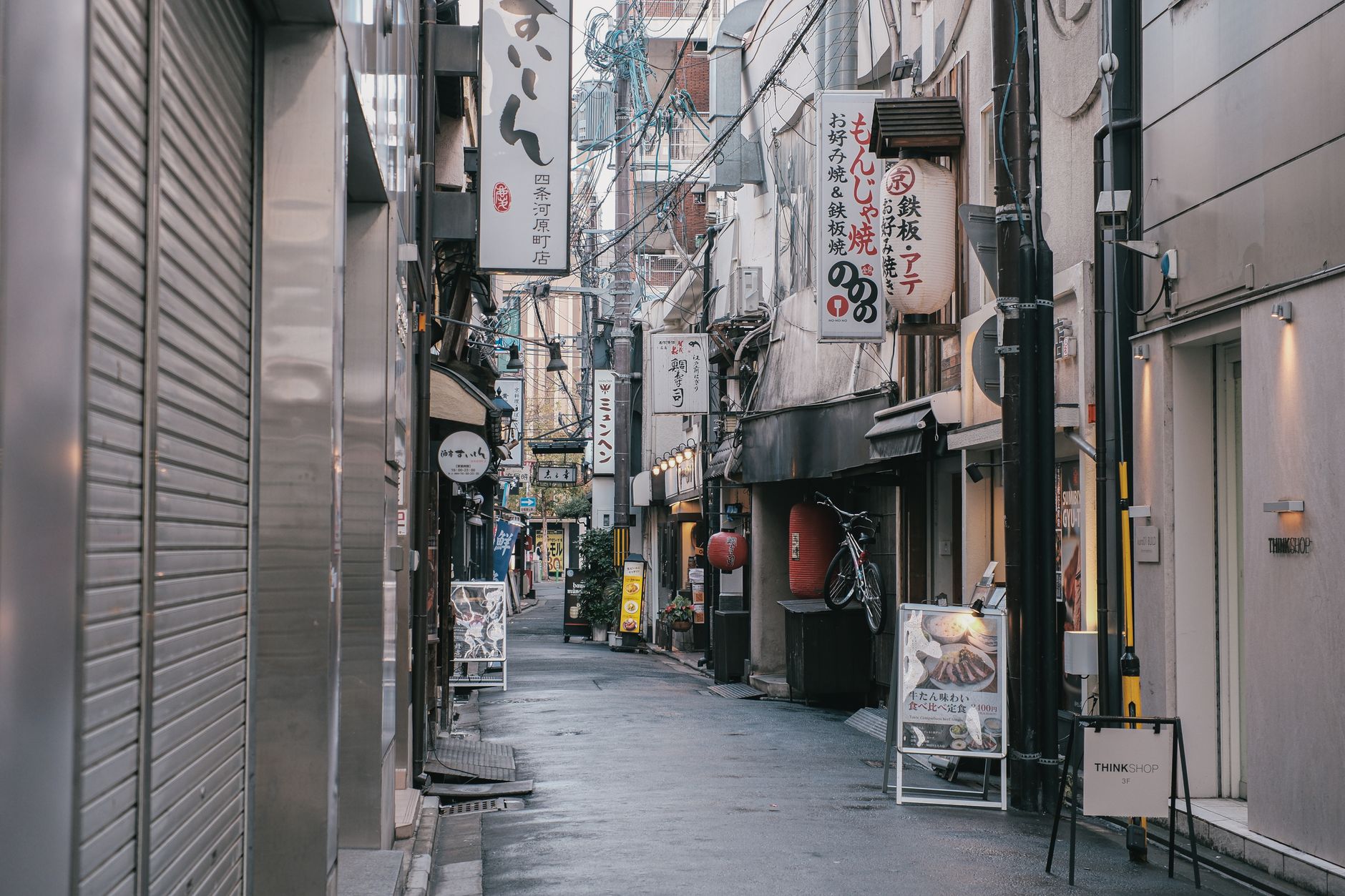 tokyo shimokitazawa narrow shopping street (Photo: Huy Phan / Pexels)