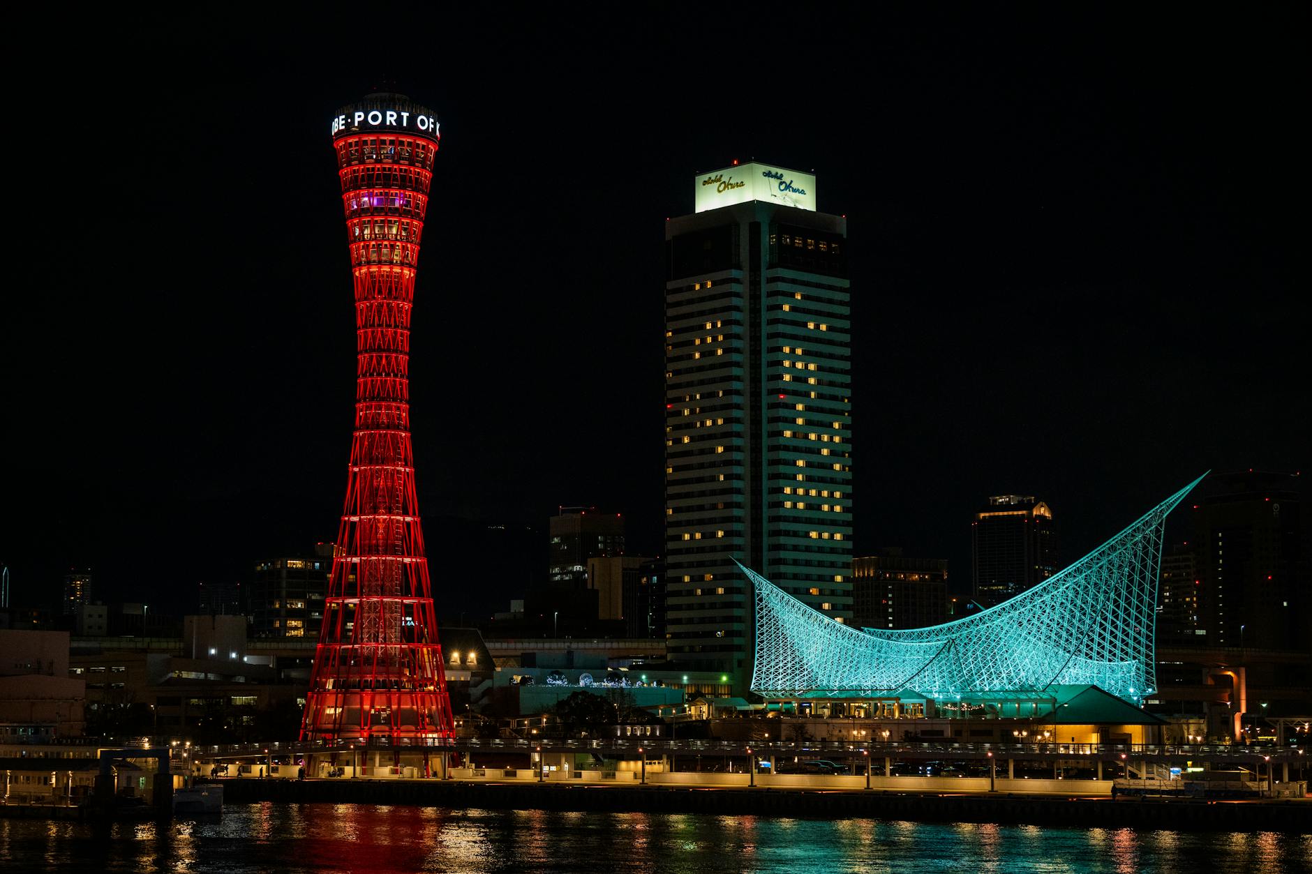 kobe port tower night lights (Photo: Guohua Song / Pexels)