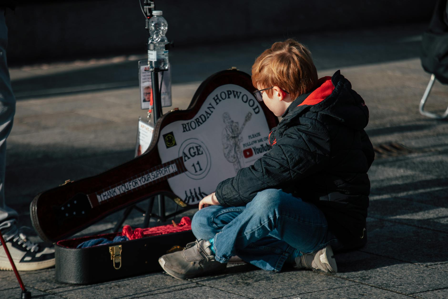 busker amplifier sidewalk people (Photo: atelierbyvineeth . . . / Pexels)