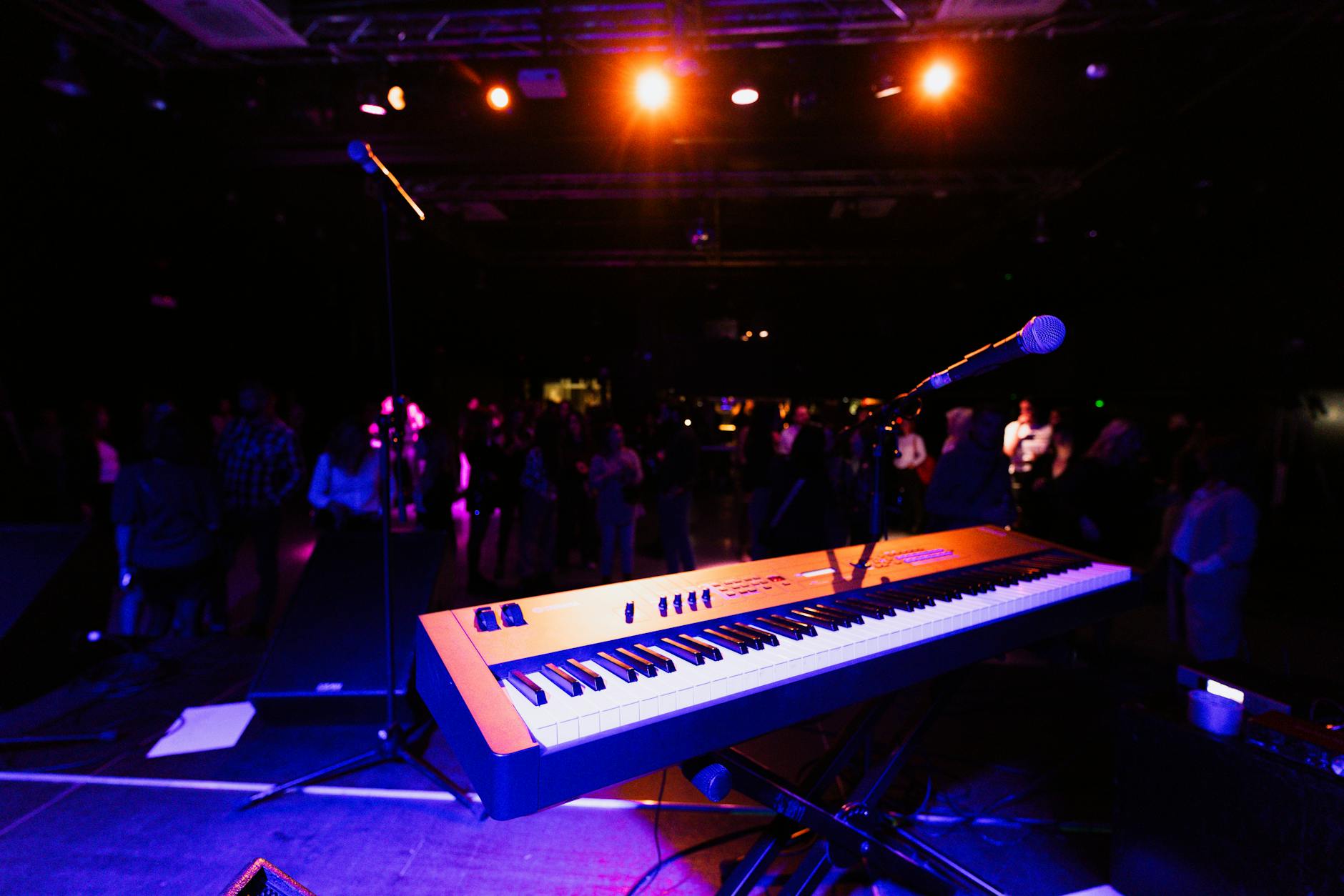 live concert synthesizer stage (Photo: K / Pexels)