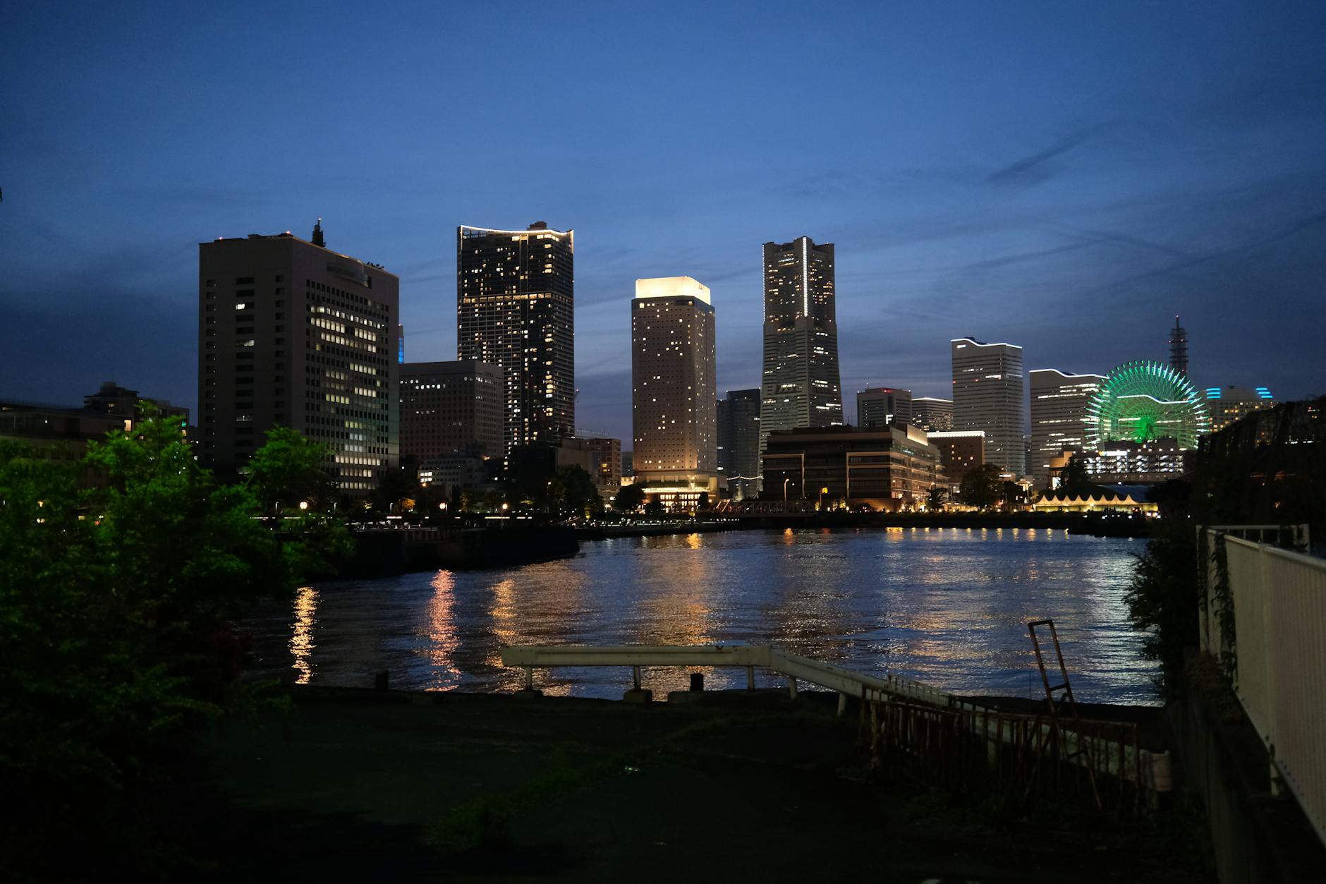 yokohama minato mirai night skyline (Photo: Huu Huynh / Pexels)