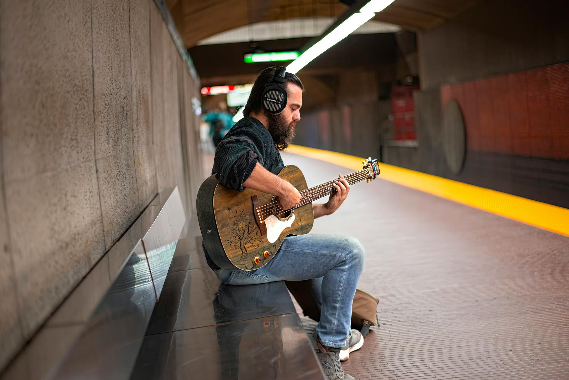 street performer guitar train station (Photo: @coldbeer / Pexels)