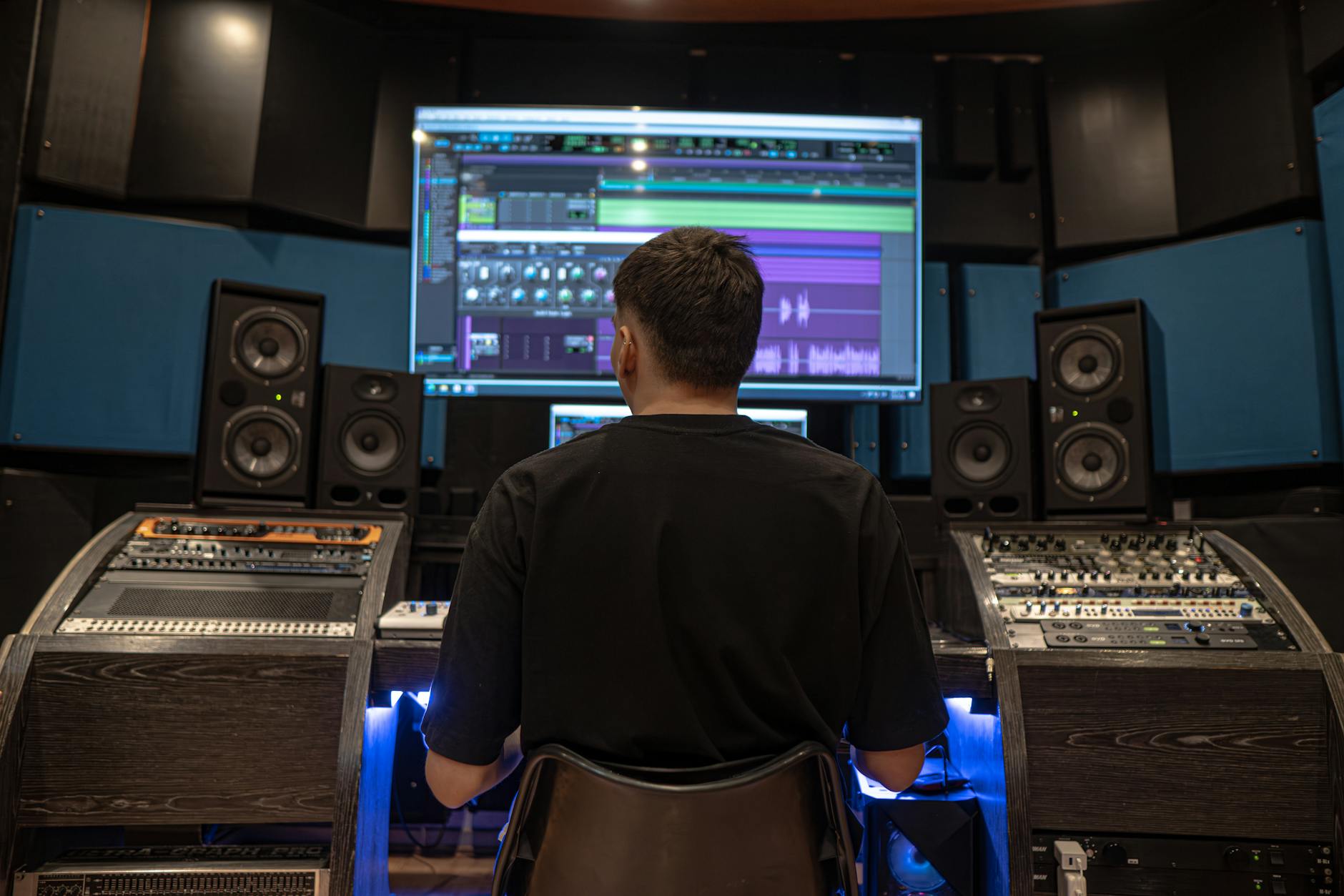 DAW music production computer (Photo: Juan Miguel Restrepo Barrera / Pexels)