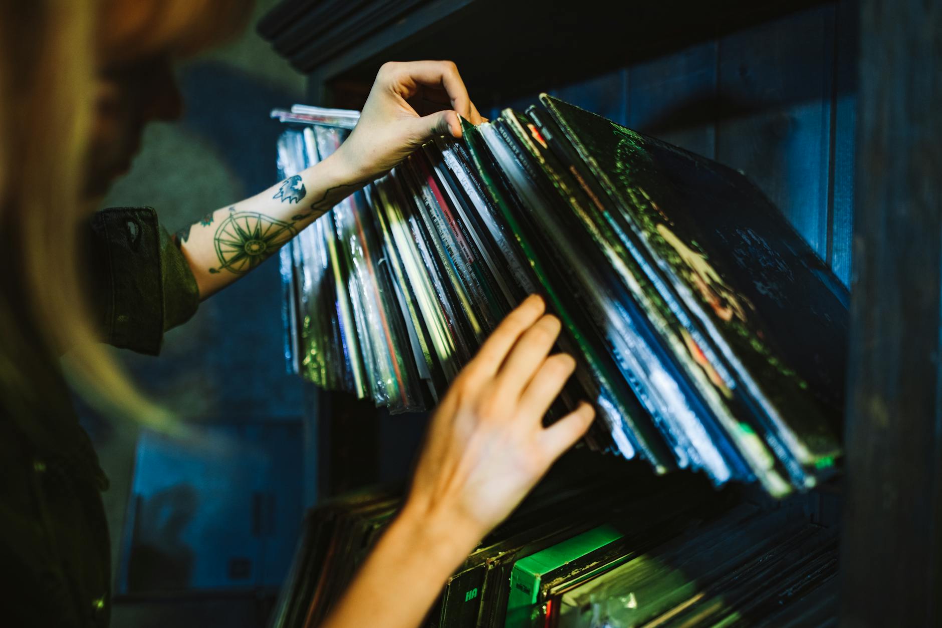 vinyl record collection listening (Photo: RDNE Stock project / Pexels)