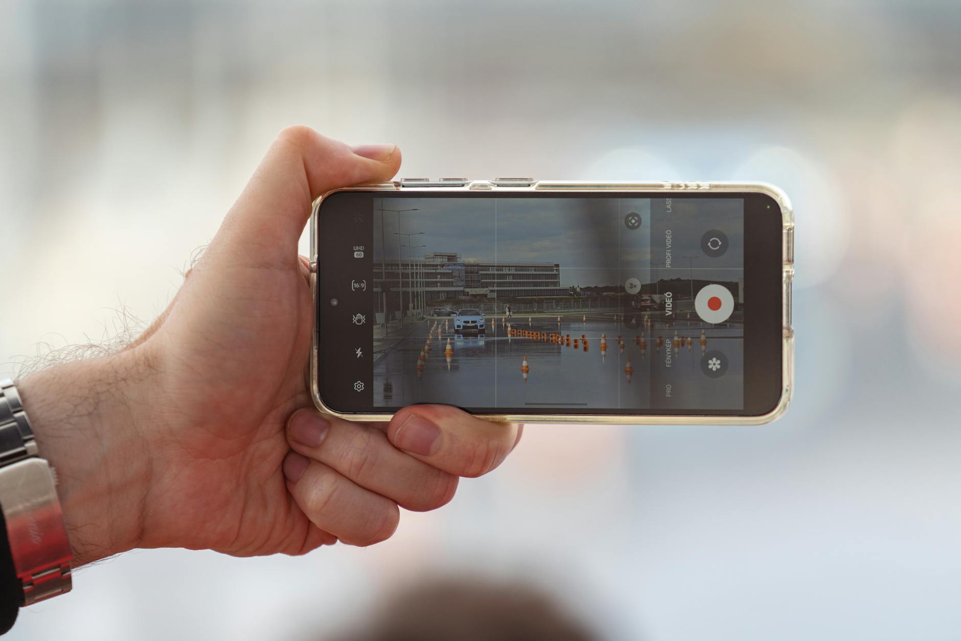 musician filming smartphone street (Photo: Tibor Szabo / Pexels)