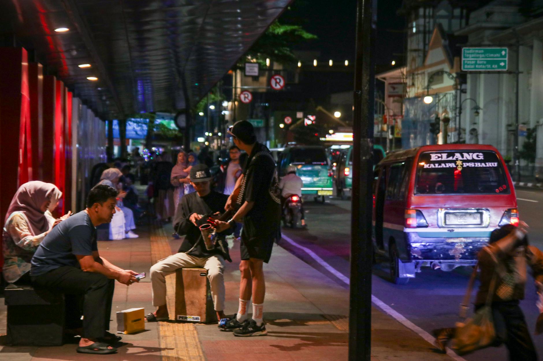 busker amplifier sidewalk evening (Photo: Muhamad Firdaus / Pexels)
