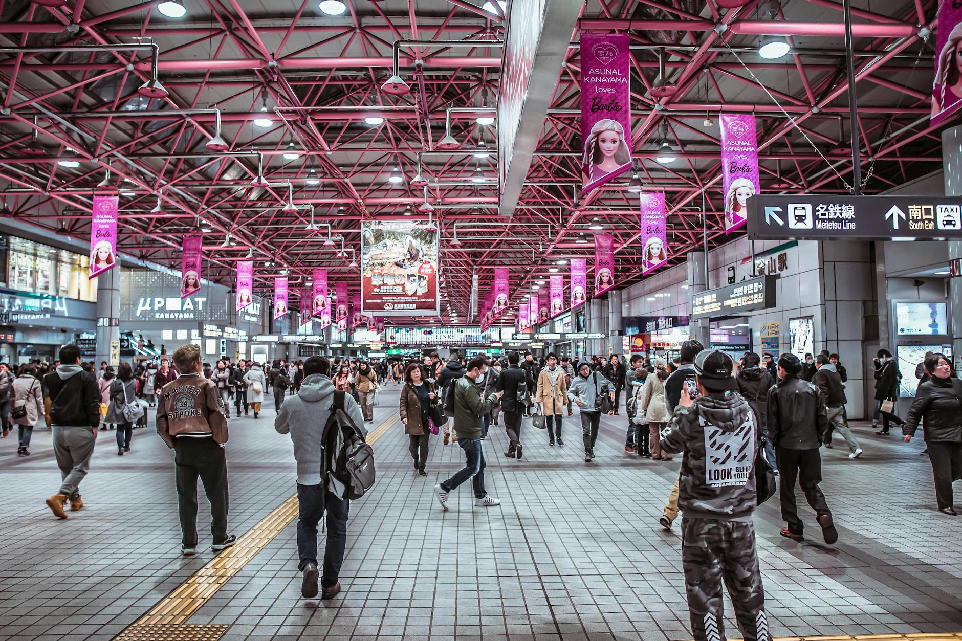kawasaki station night crowd (Photo: Dex Planet / Pexels)