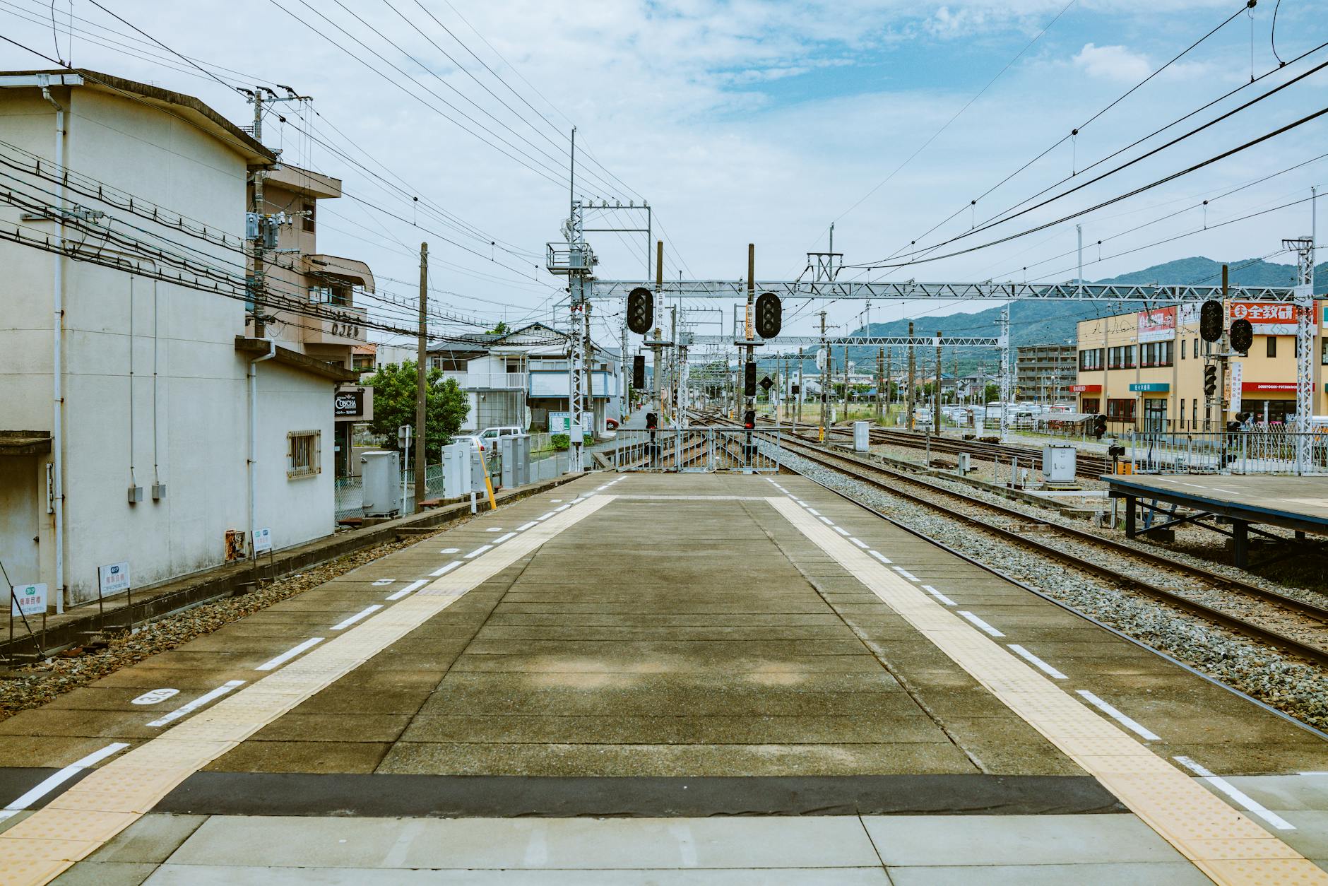 japanese suburban station pedestrian deck (Photo: Gije Cho / Pexels)