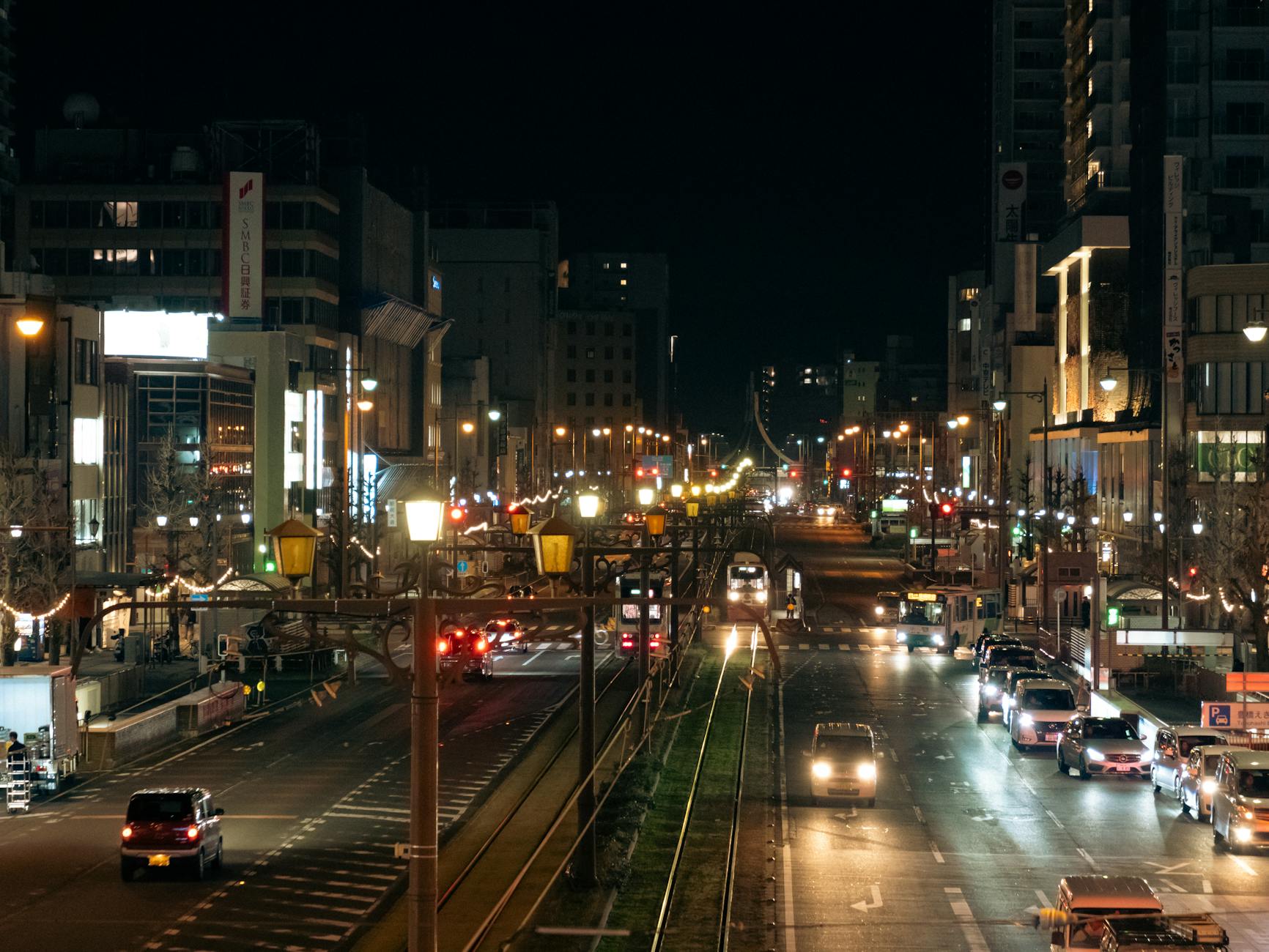 japanese city street evening (Photo: Tien Nguyen / Pexels)