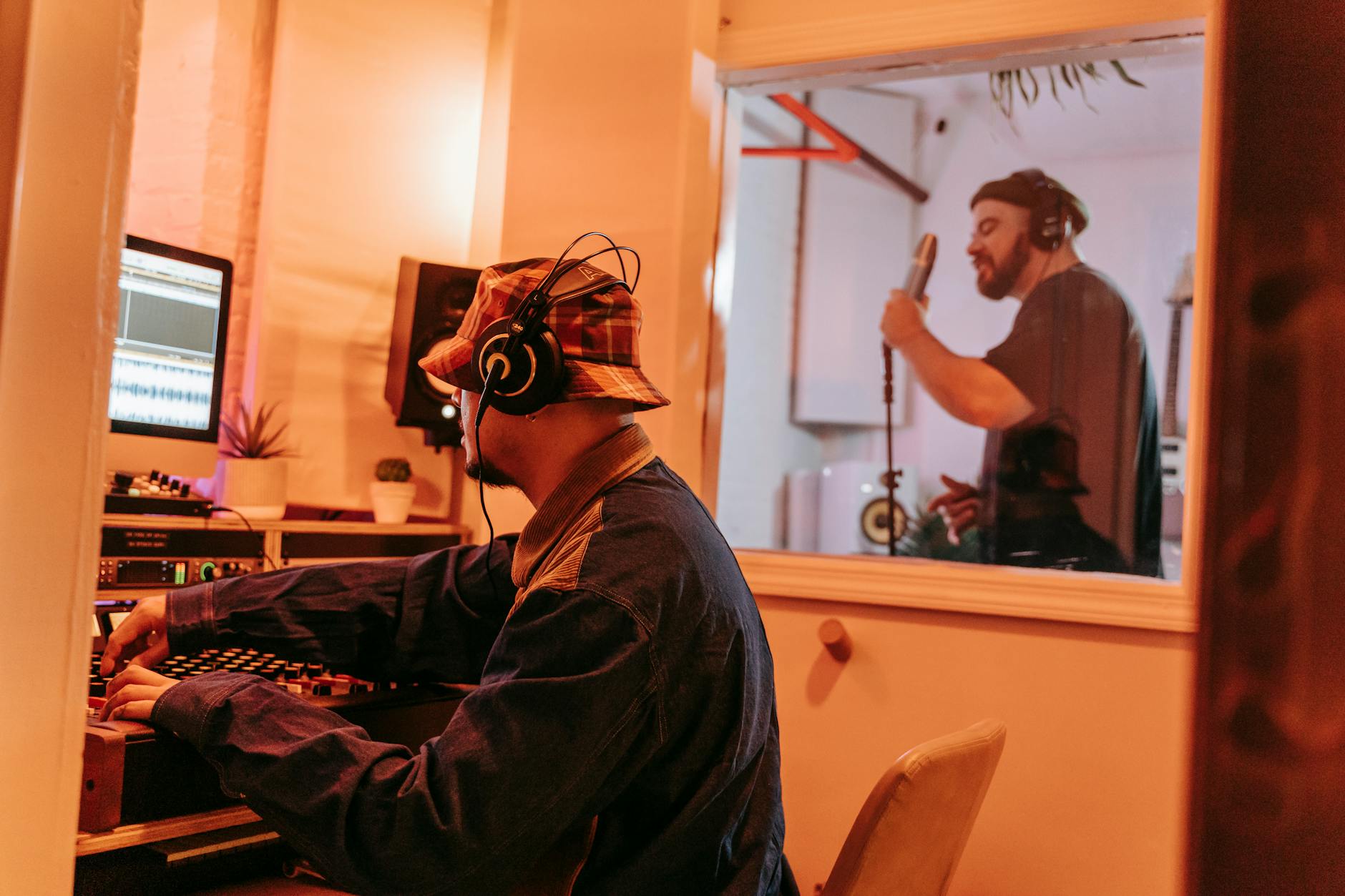 recording studio team session (Photo: Anna Pou / Pexels)