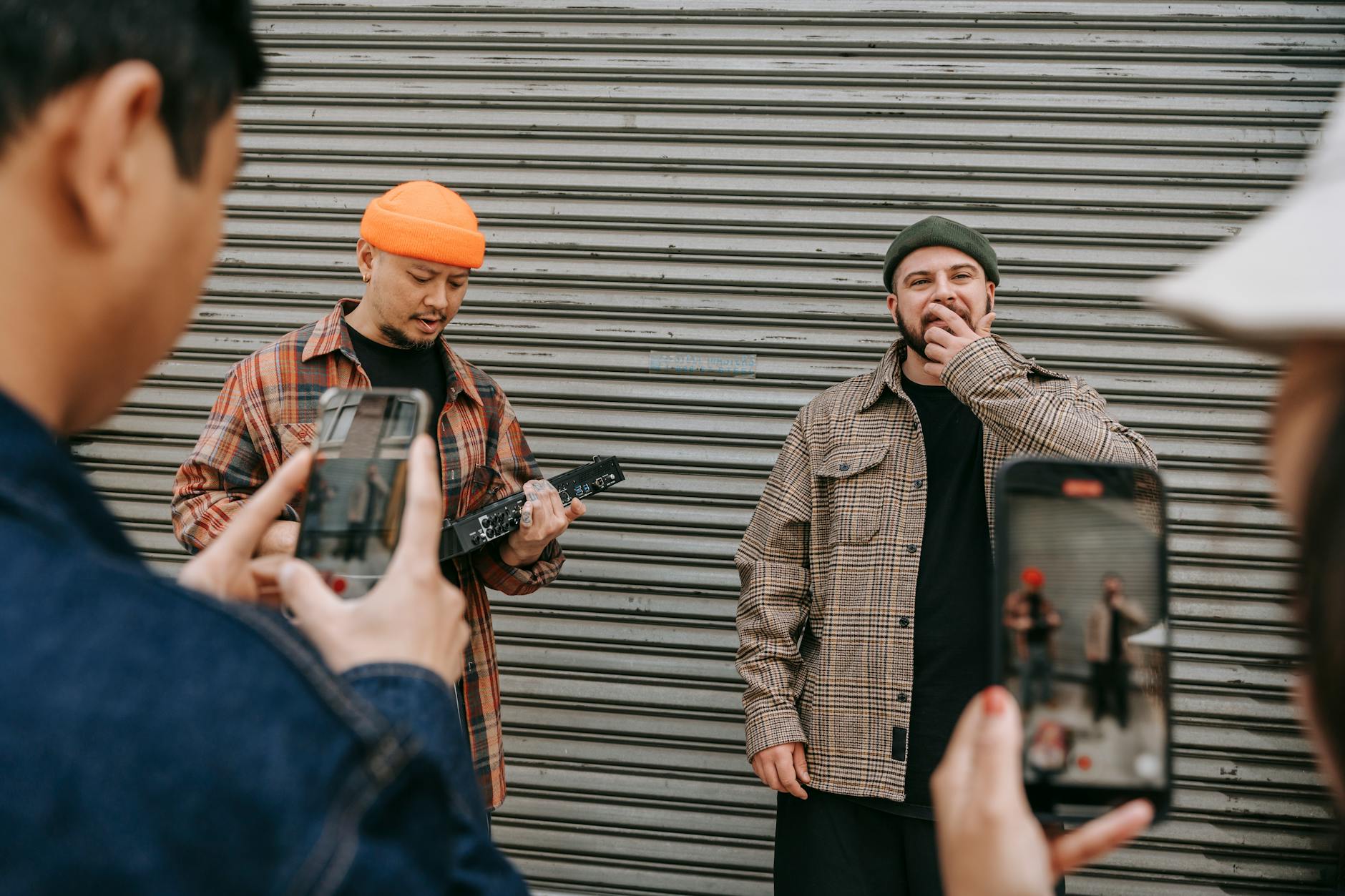 musician smartphone recording street (Photo: Anna Pou / Pexels)